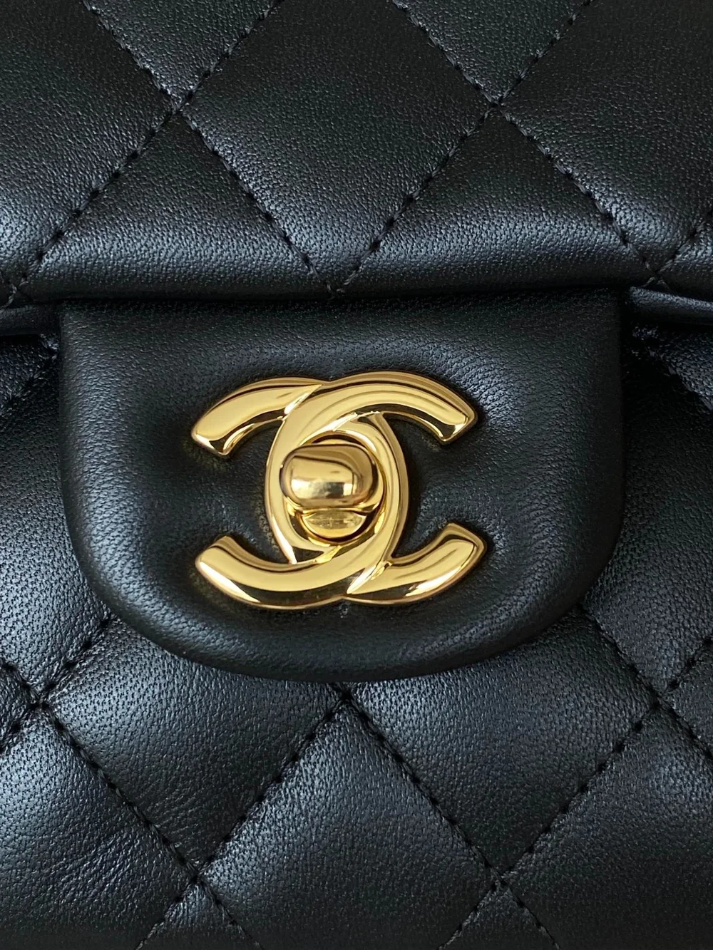 샤넬 클래식 스몰 램스킨 블랙 골드