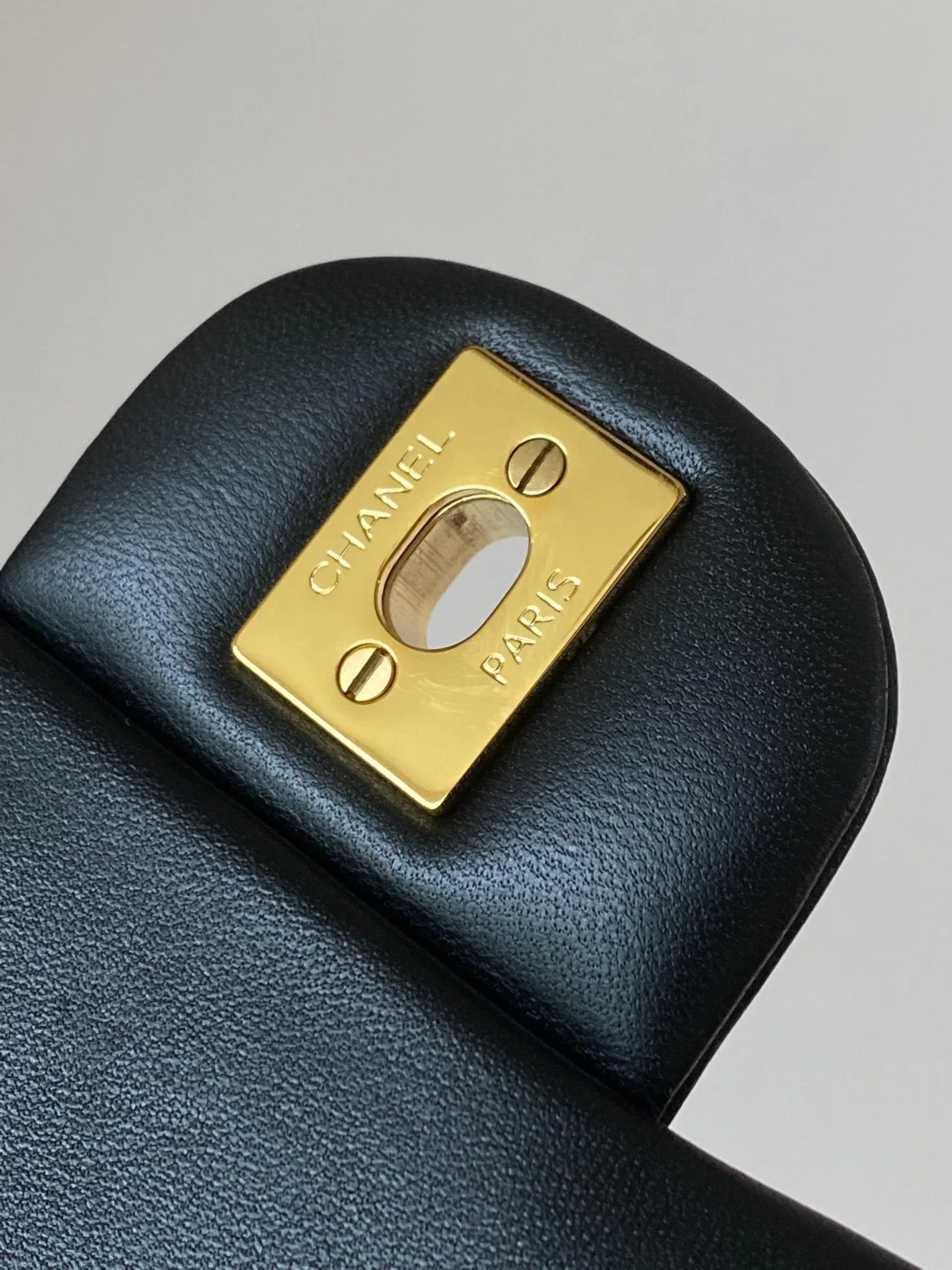 샤넬 클래식 스몰 램스킨 블랙 골드