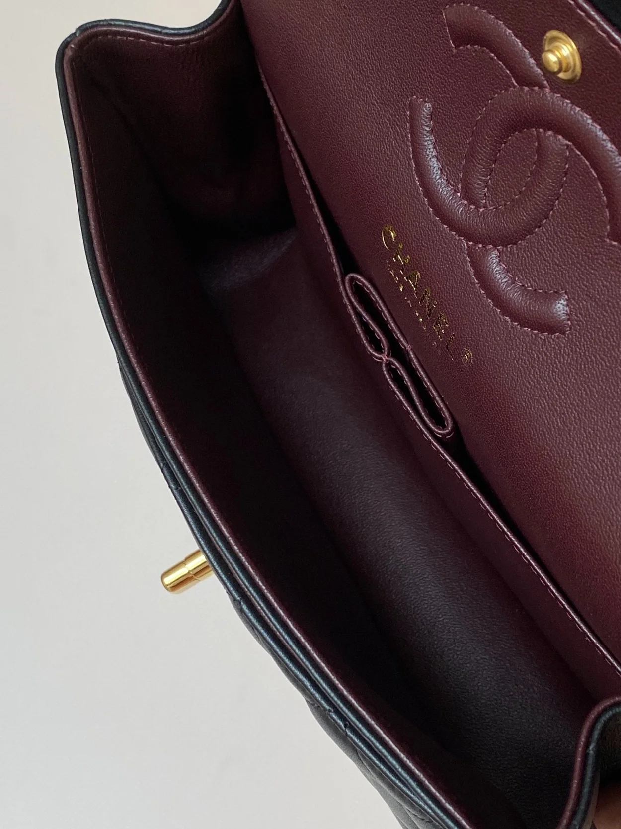 샤넬 클래식 스몰 램스킨 블랙 골드