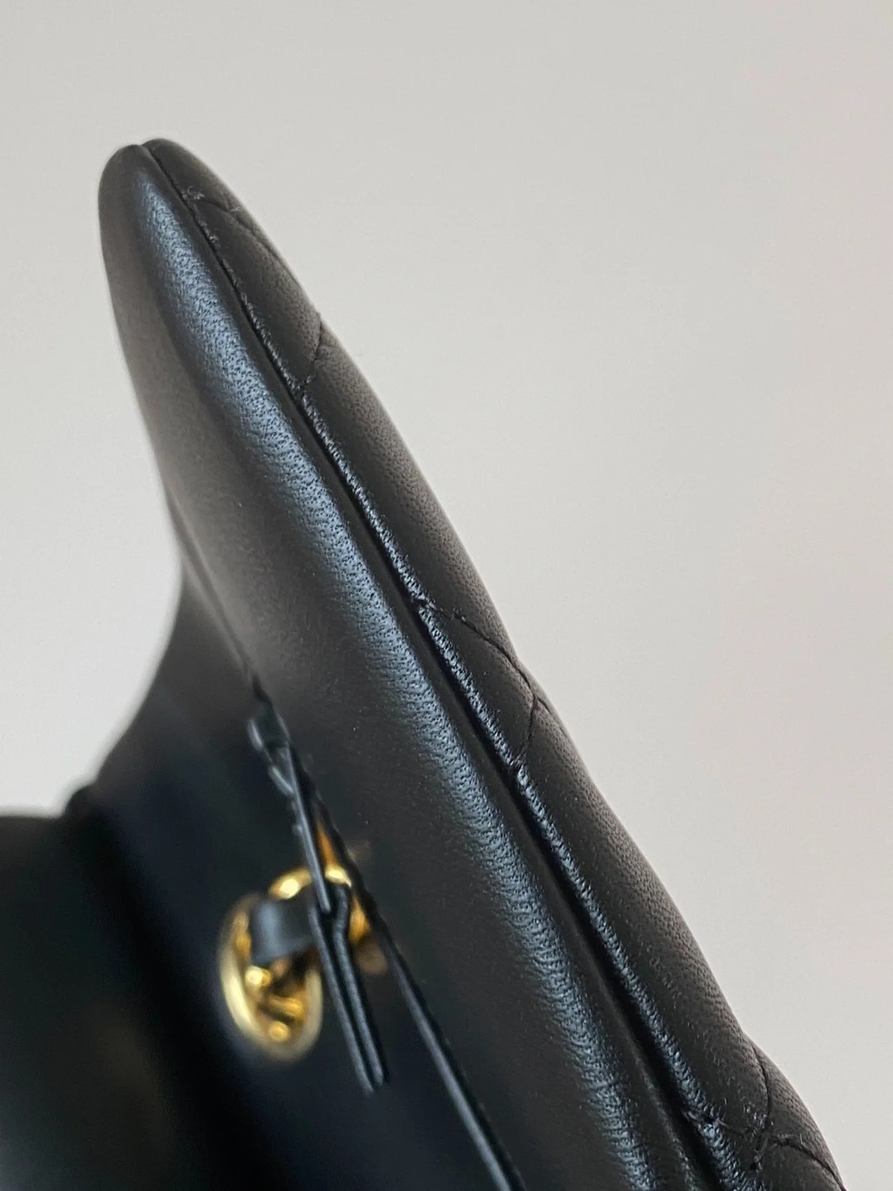 샤넬 클래식 스몰 램스킨 블랙 골드