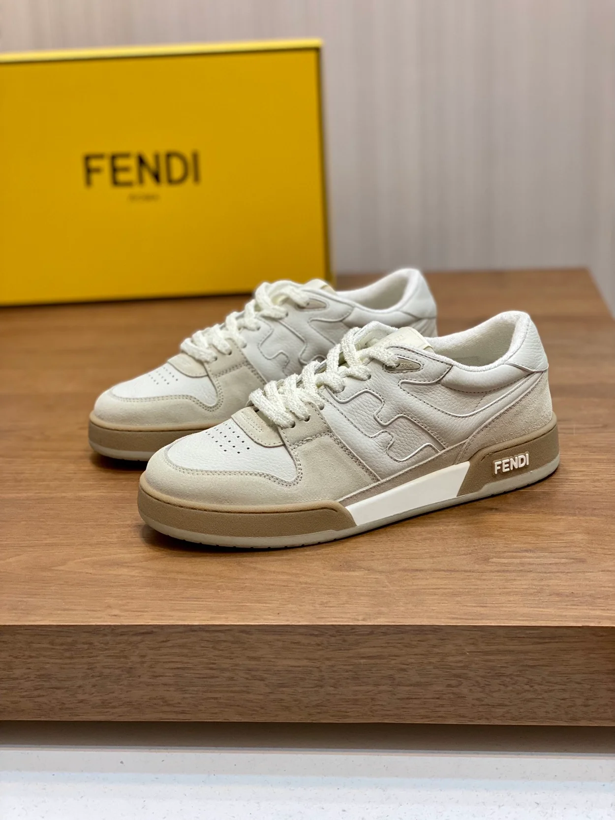 펜디 매치 화이트 스웨이드 로우탑