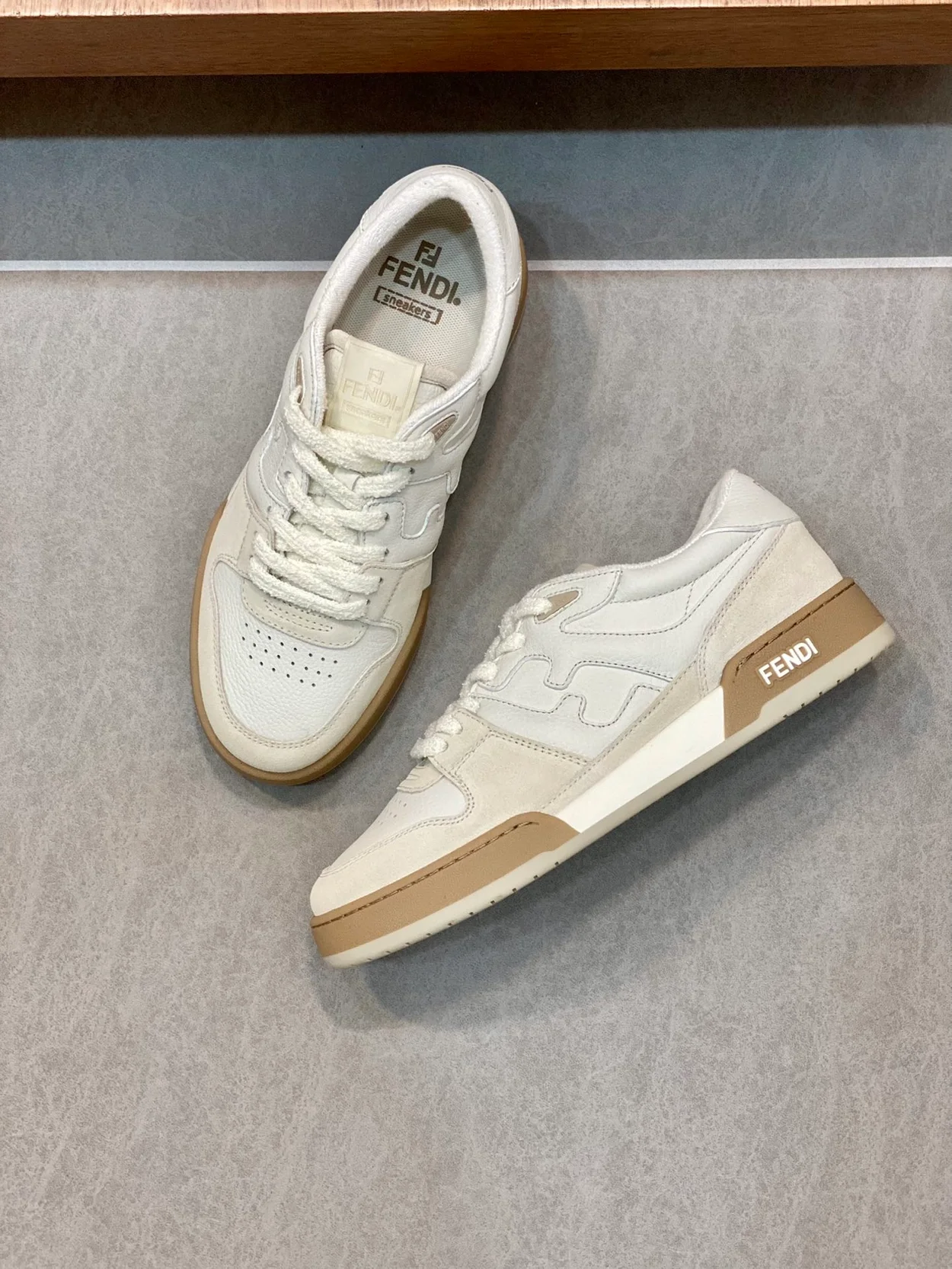 펜디 매치 화이트 스웨이드 로우탑