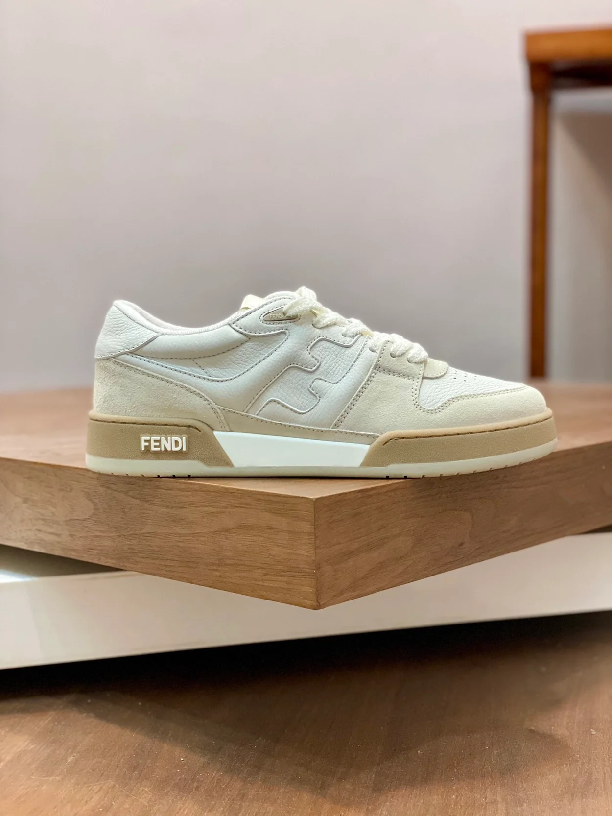 펜디 매치 화이트 스웨이드 로우탑