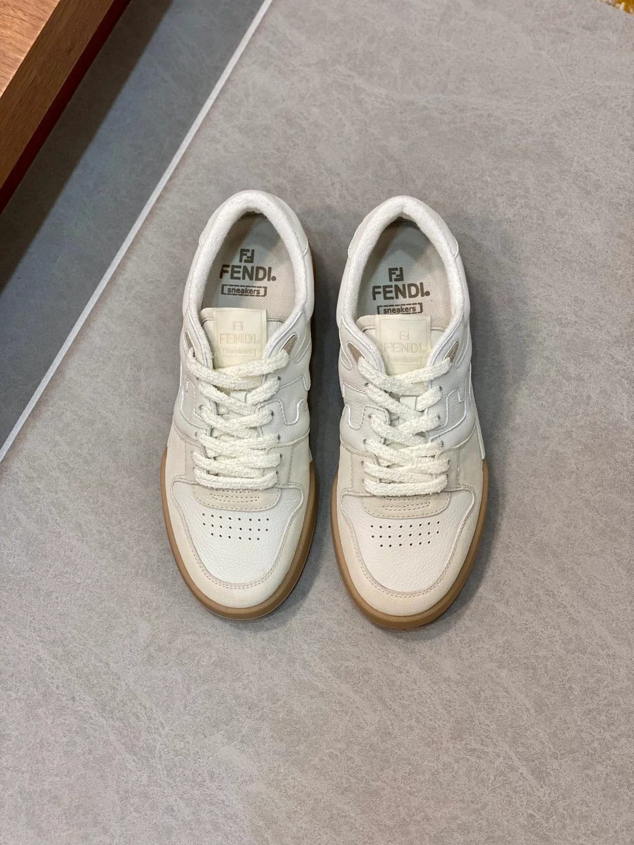 펜디 매치 화이트 스웨이드 로우탑