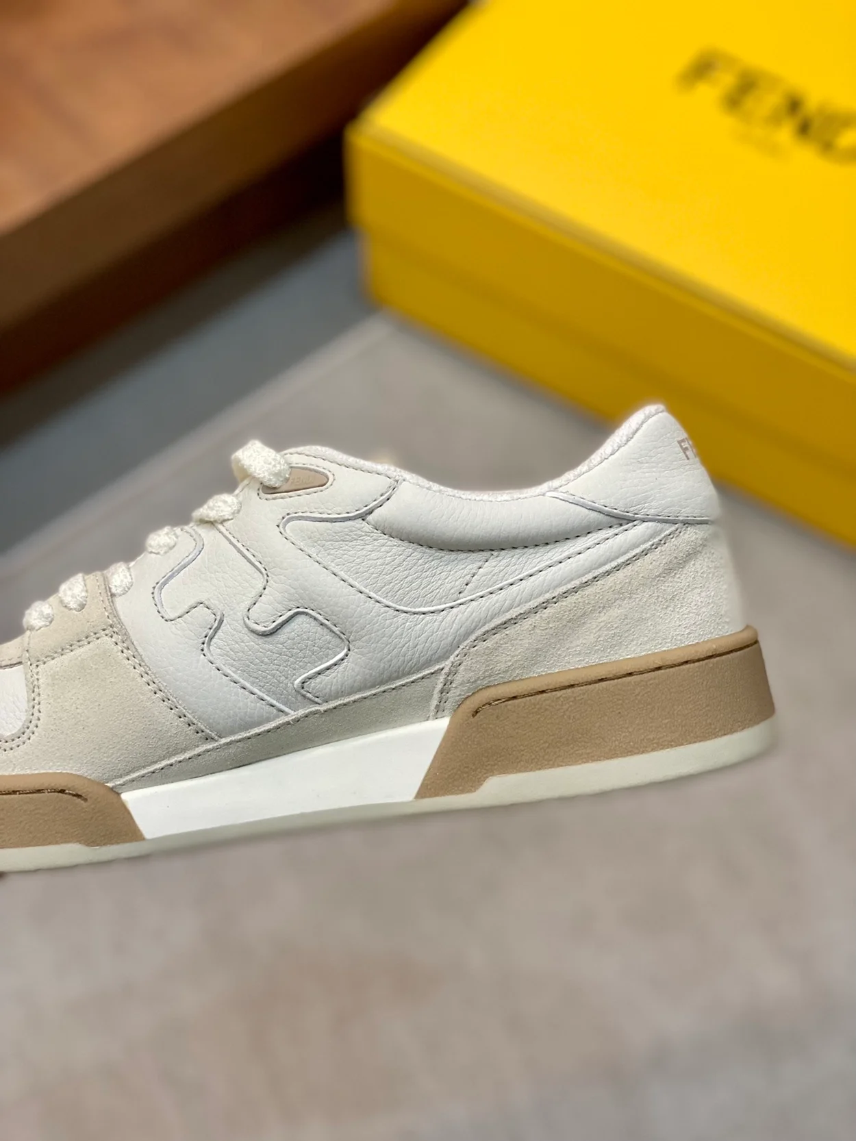 펜디 매치 화이트 스웨이드 로우탑