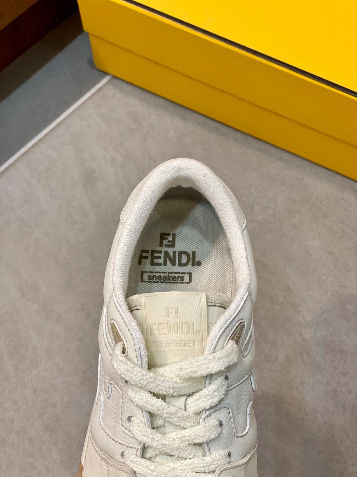 펜디 매치 화이트 스웨이드 로우탑