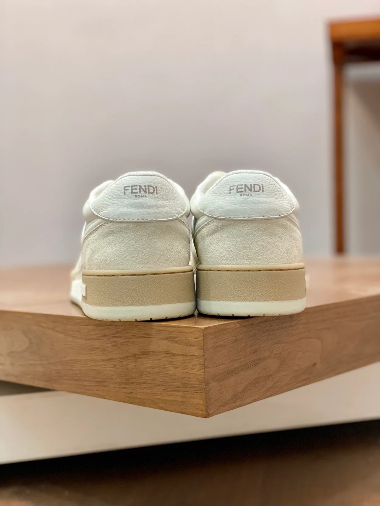 펜디 매치 화이트 스웨이드 로우탑