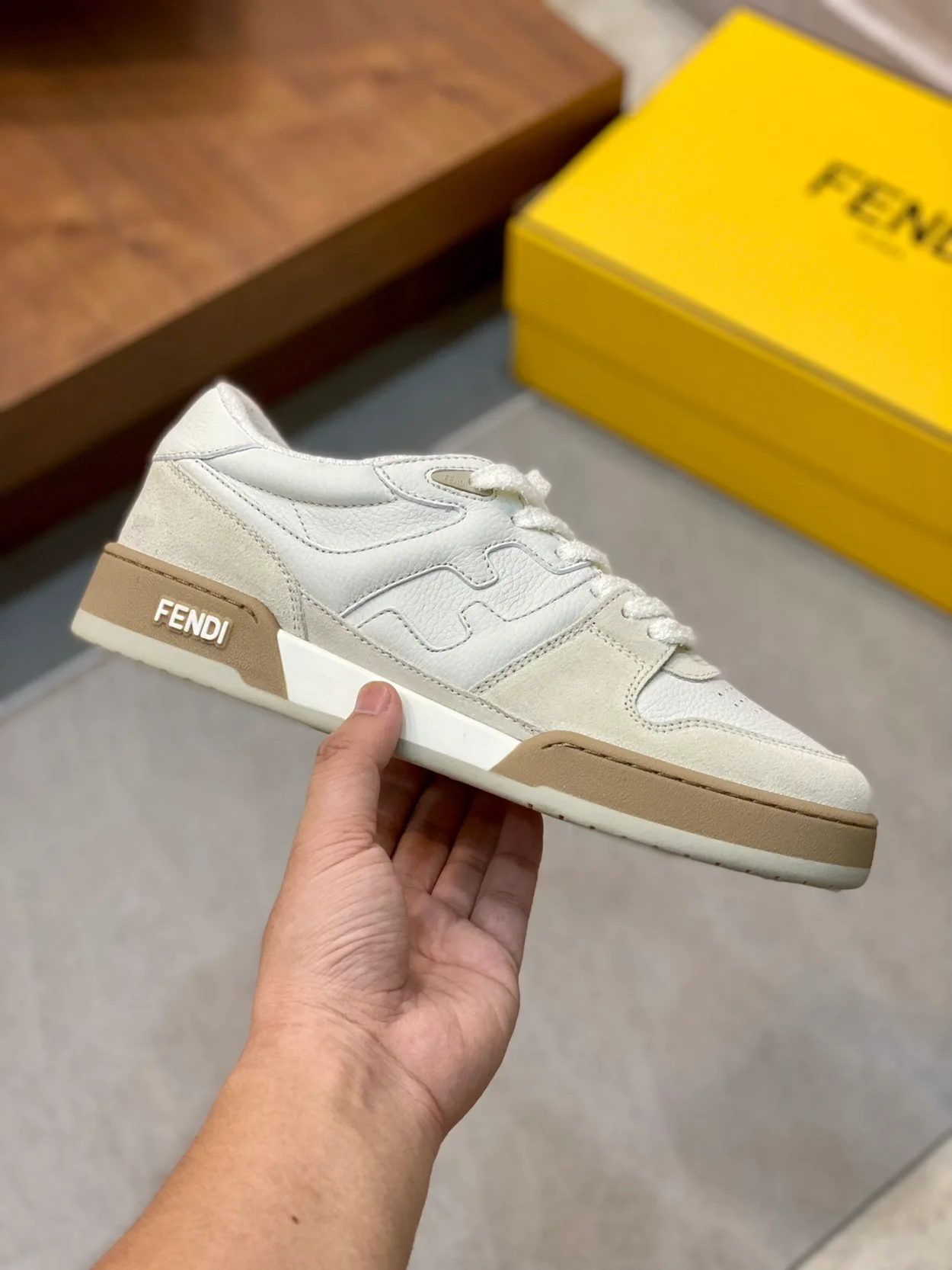 펜디 매치 화이트 스웨이드 로우탑