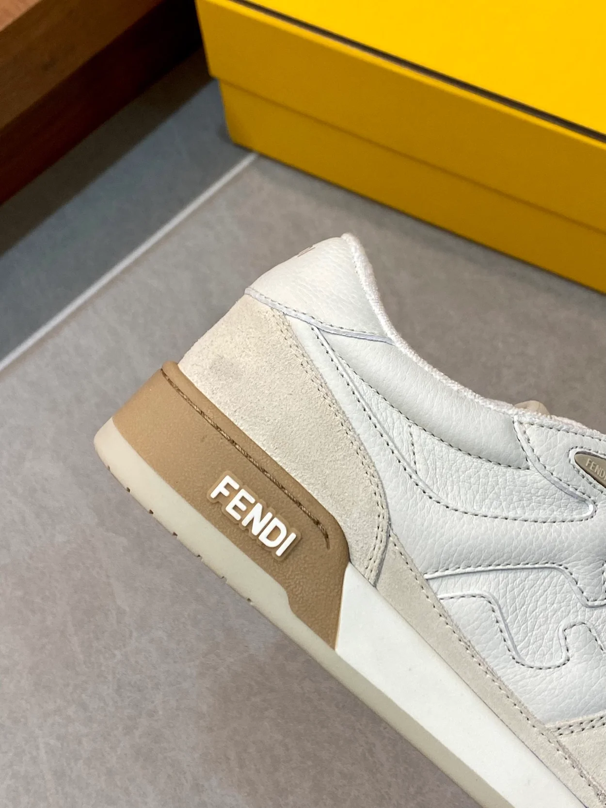 펜디 매치 화이트 스웨이드 로우탑