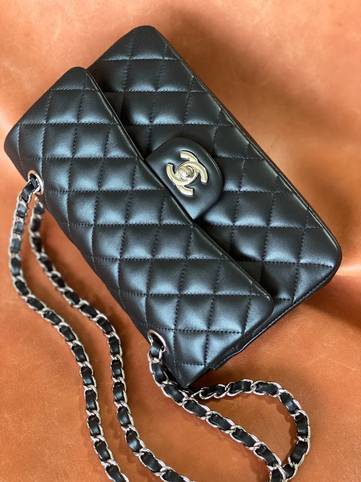 샤넬 클래식 스몰 램스킨 블랙 실버