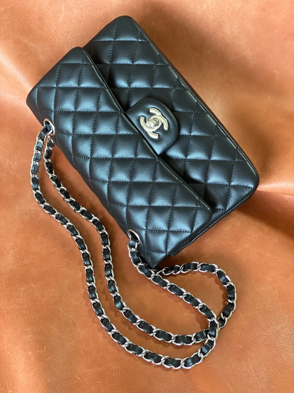 샤넬 클래식 스몰 램스킨 블랙 실버