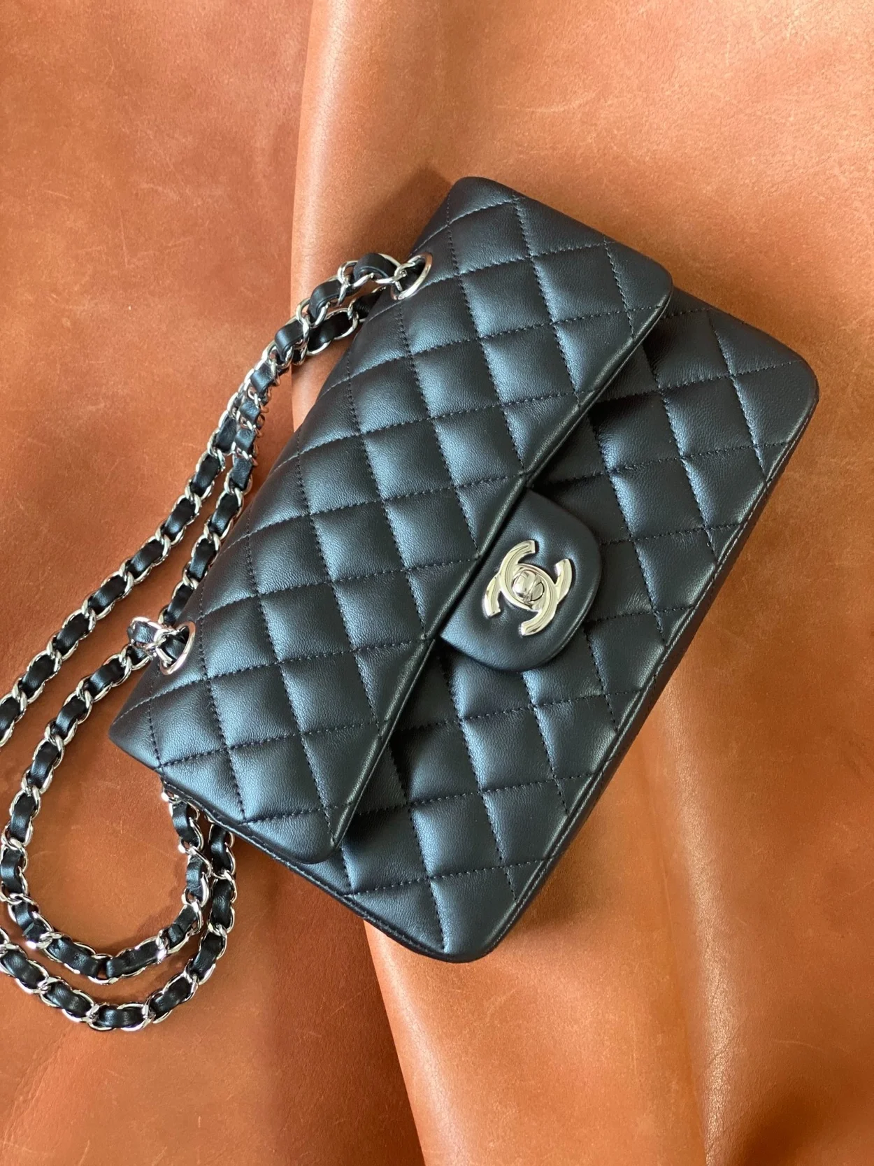 샤넬 클래식 스몰 램스킨 블랙 실버