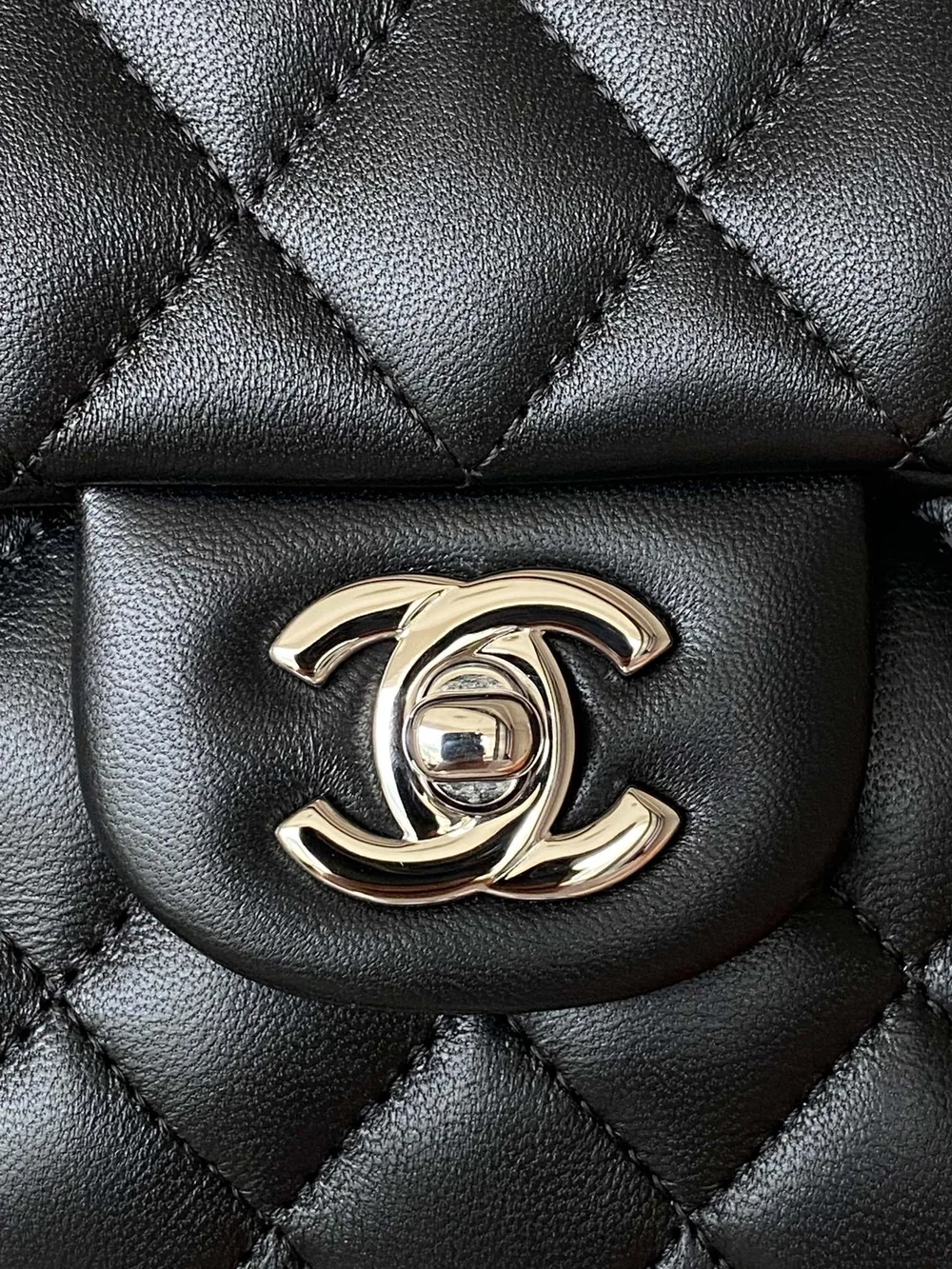 샤넬 클래식 스몰 램스킨 블랙 실버