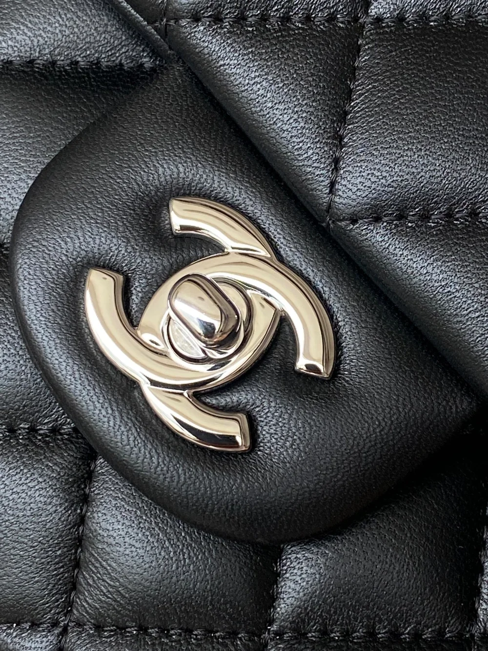 샤넬 클래식 스몰 램스킨 블랙 실버