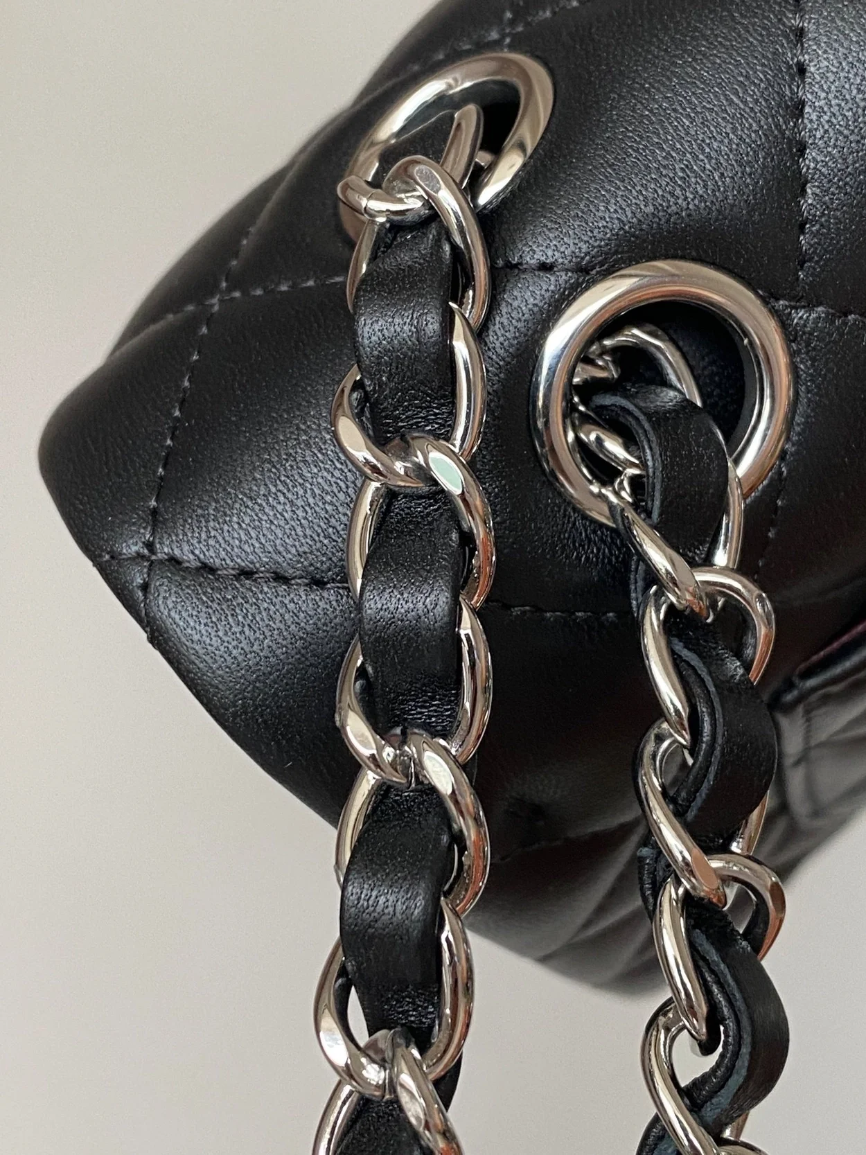 샤넬 클래식 스몰 램스킨 블랙 실버