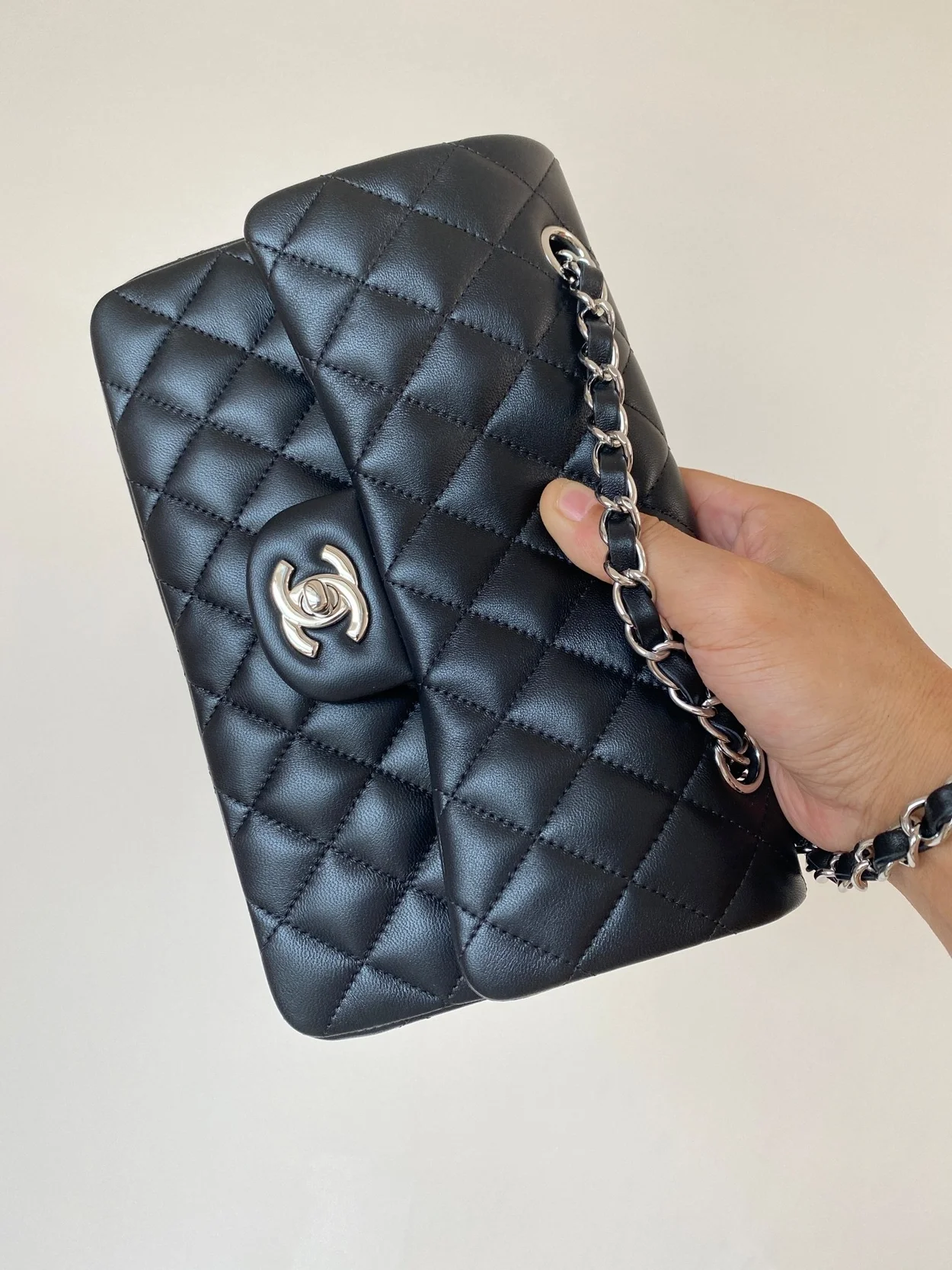 샤넬 클래식 스몰 램스킨 블랙 실버