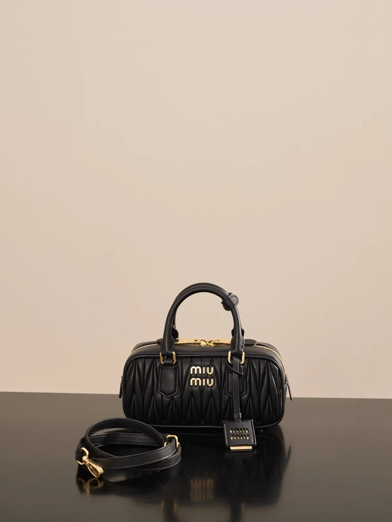 미우미우 미니 아르카디 마테라쎄 나파 가죽백 블랙