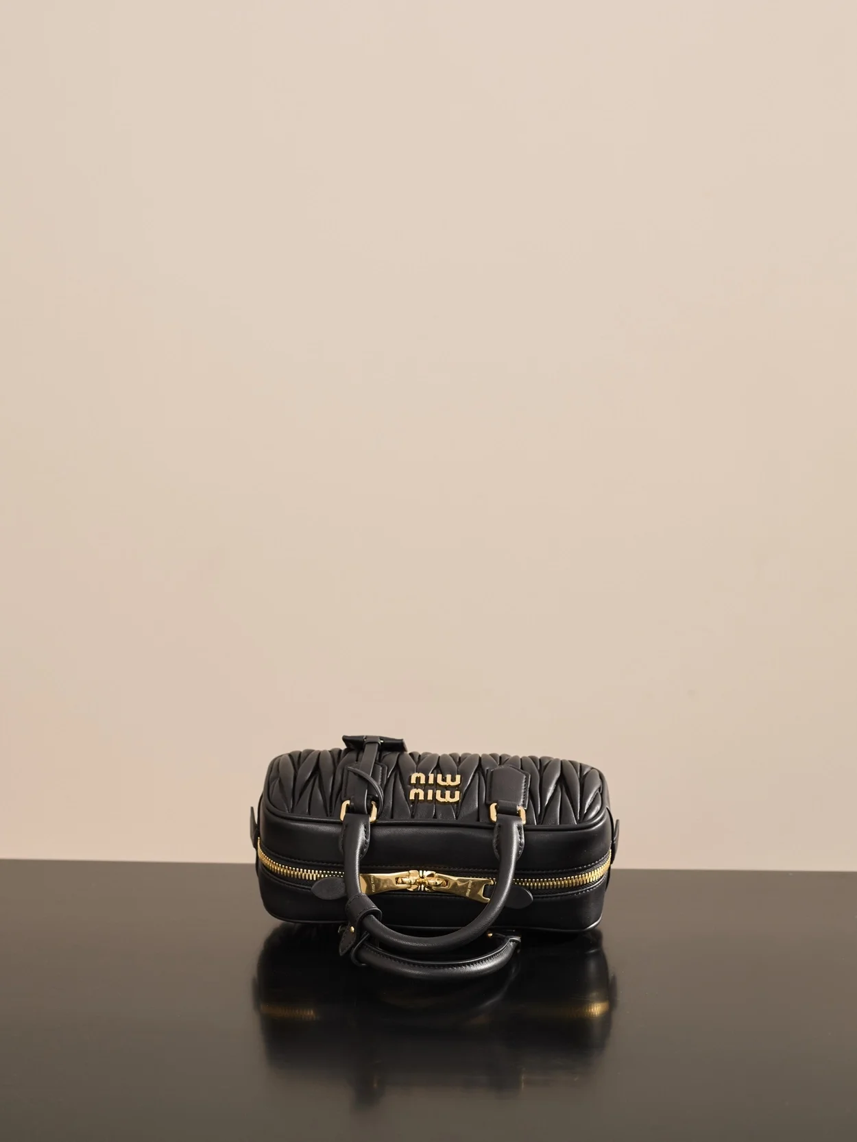 미우미우 미니 아르카디 마테라쎄 나파 가죽백 블랙