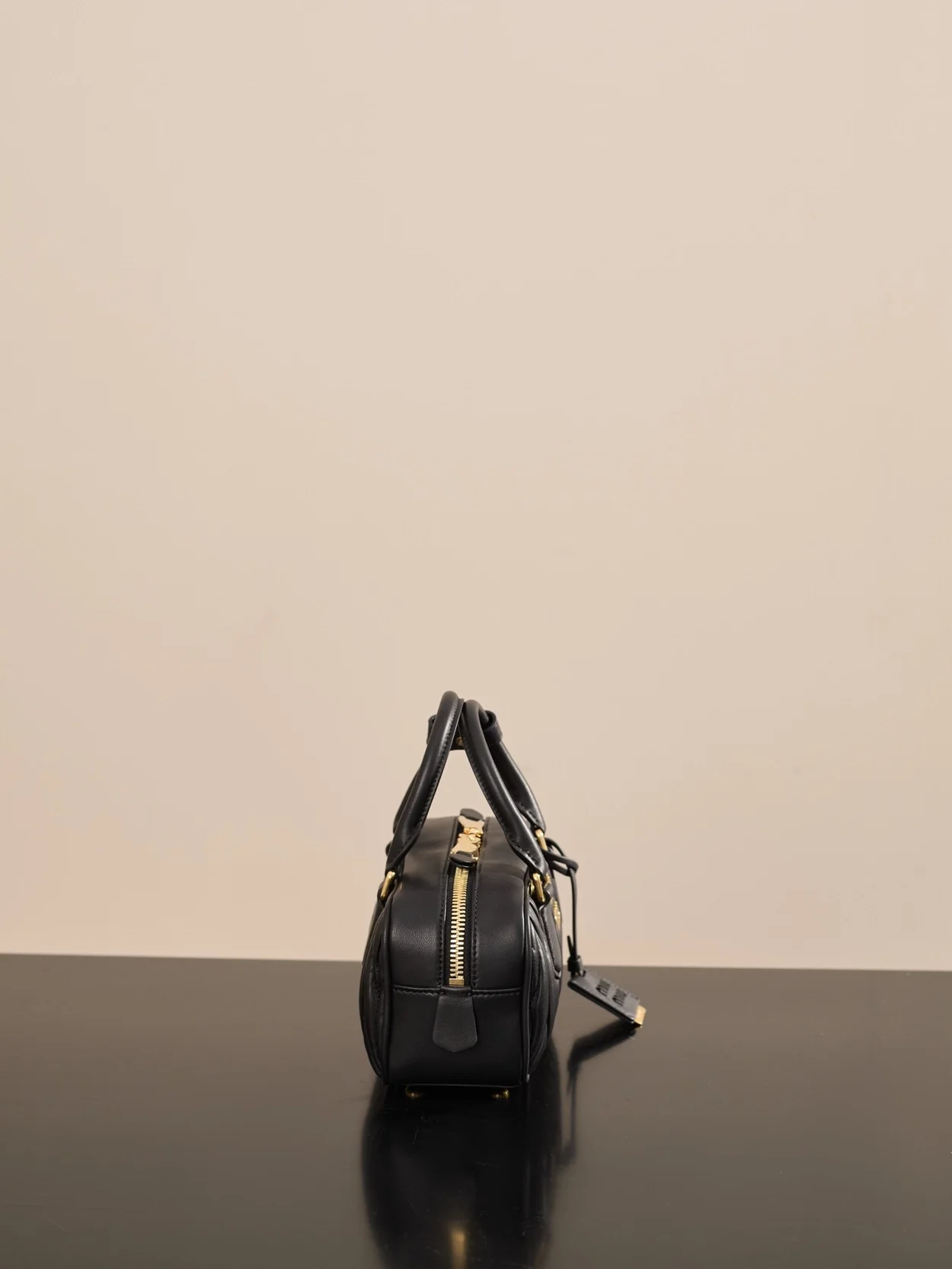 미우미우 미니 아르카디 마테라쎄 나파 가죽백 블랙