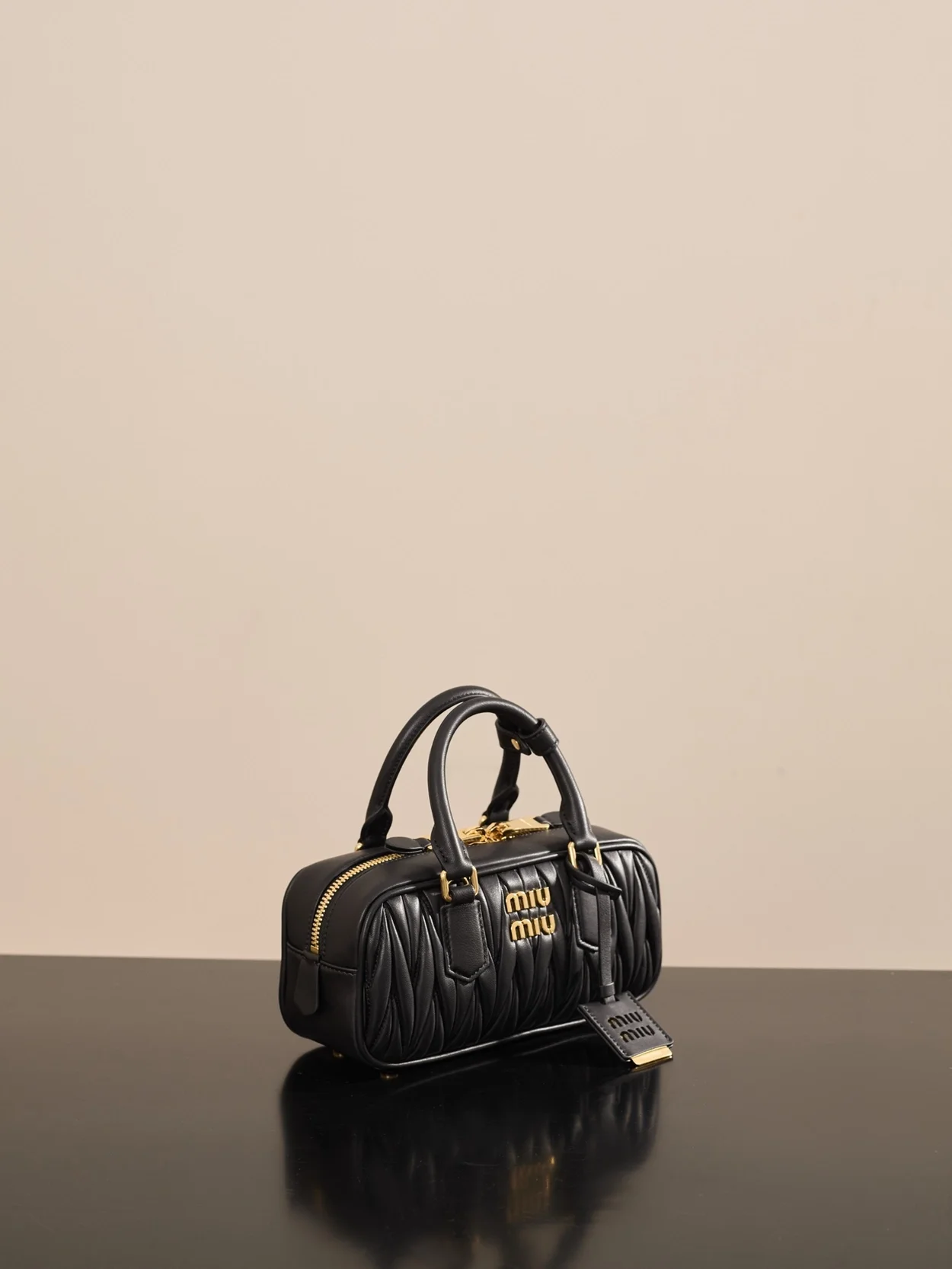 미우미우 미니 아르카디 마테라쎄 나파 가죽백 블랙