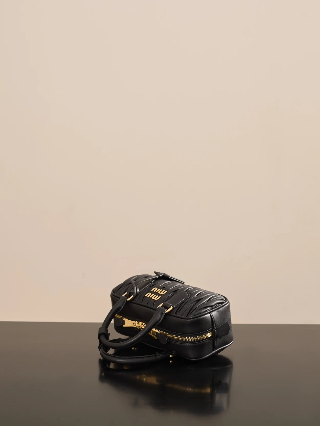 미우미우 미니 아르카디 마테라쎄 나파 가죽백 블랙