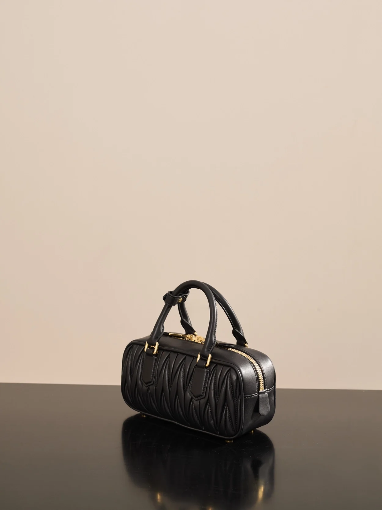 미우미우 미니 아르카디 마테라쎄 나파 가죽백 블랙