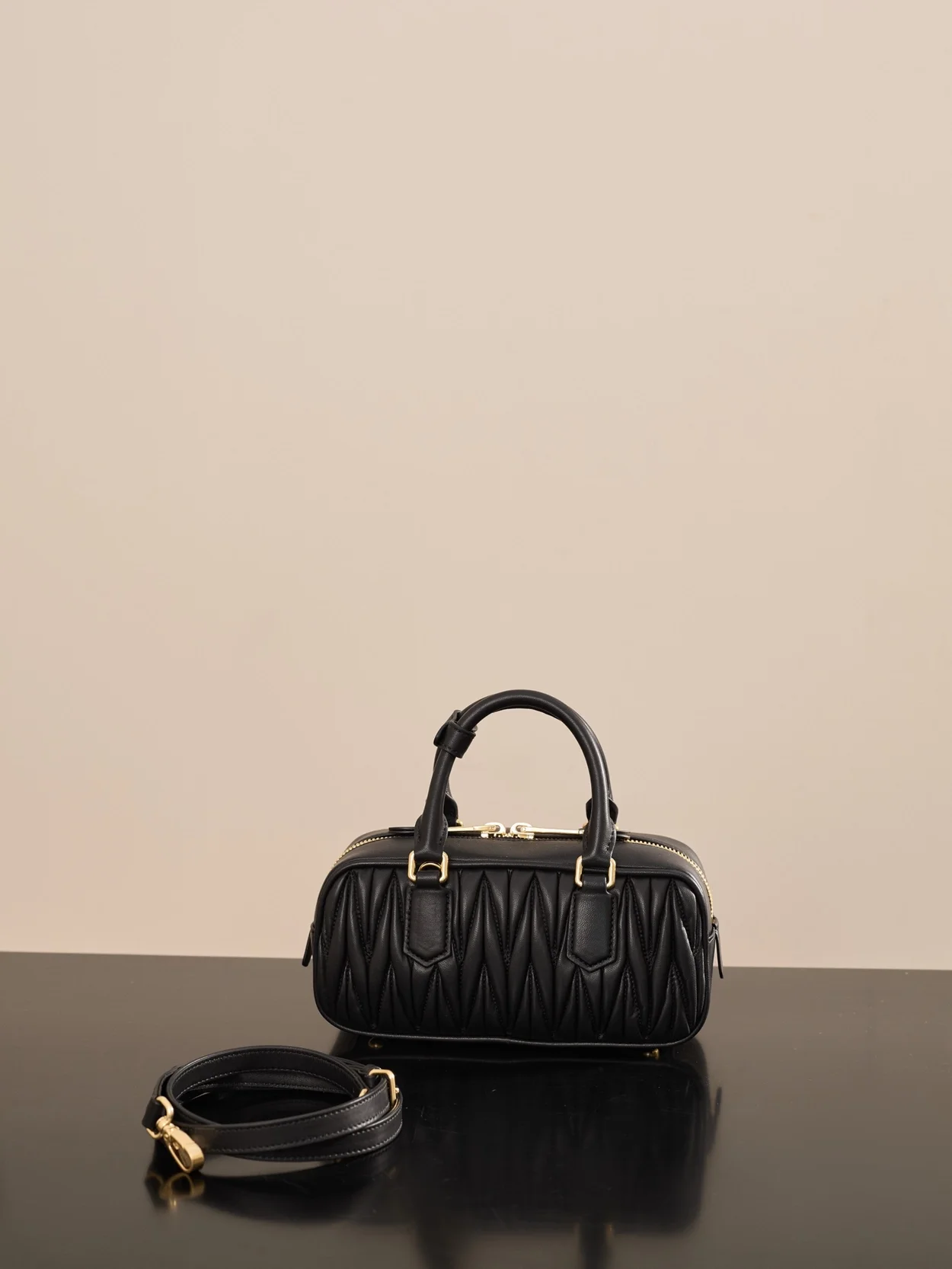 미우미우 미니 아르카디 마테라쎄 나파 가죽백 블랙