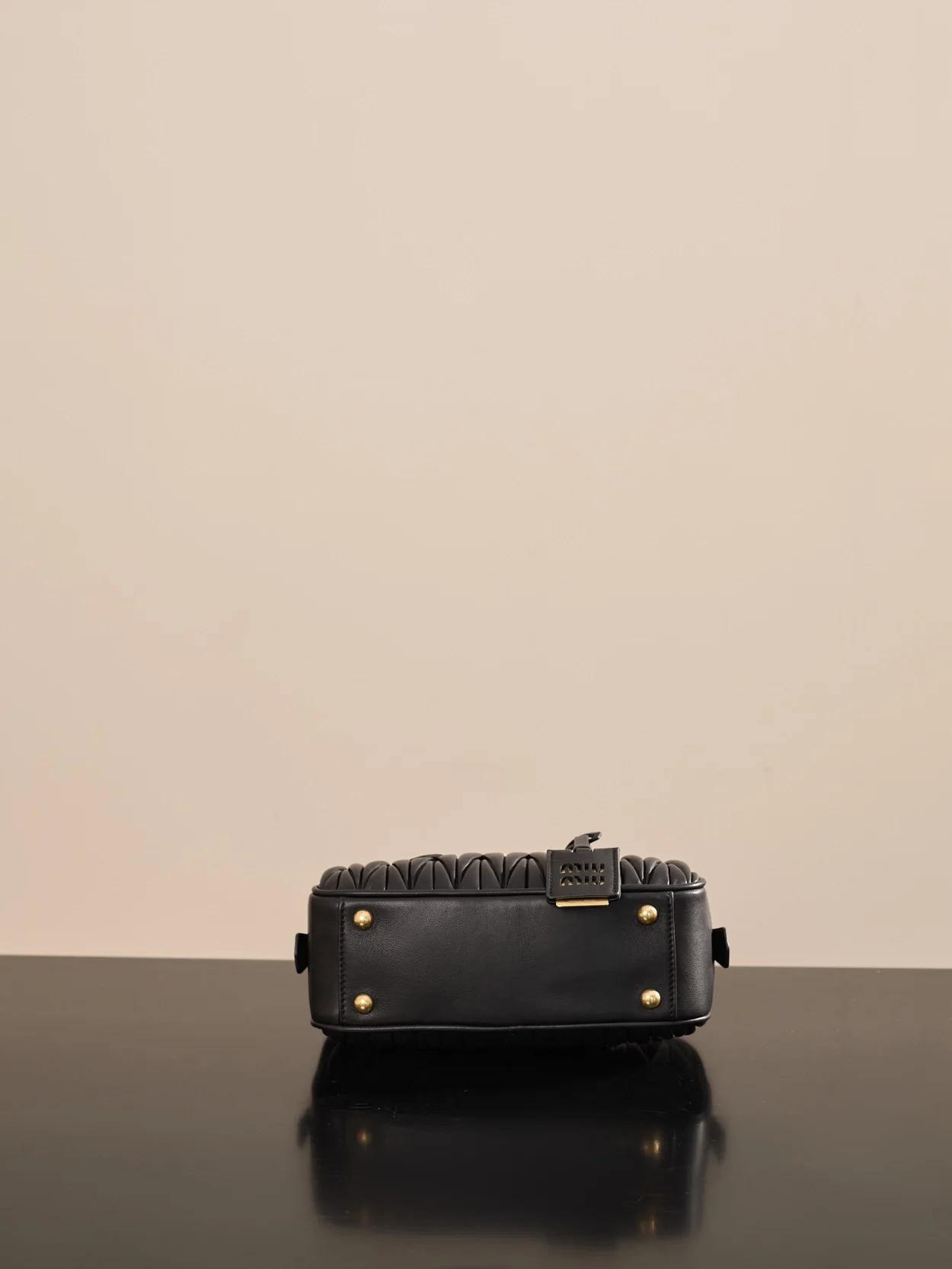 미우미우 미니 아르카디 마테라쎄 나파 가죽백 블랙