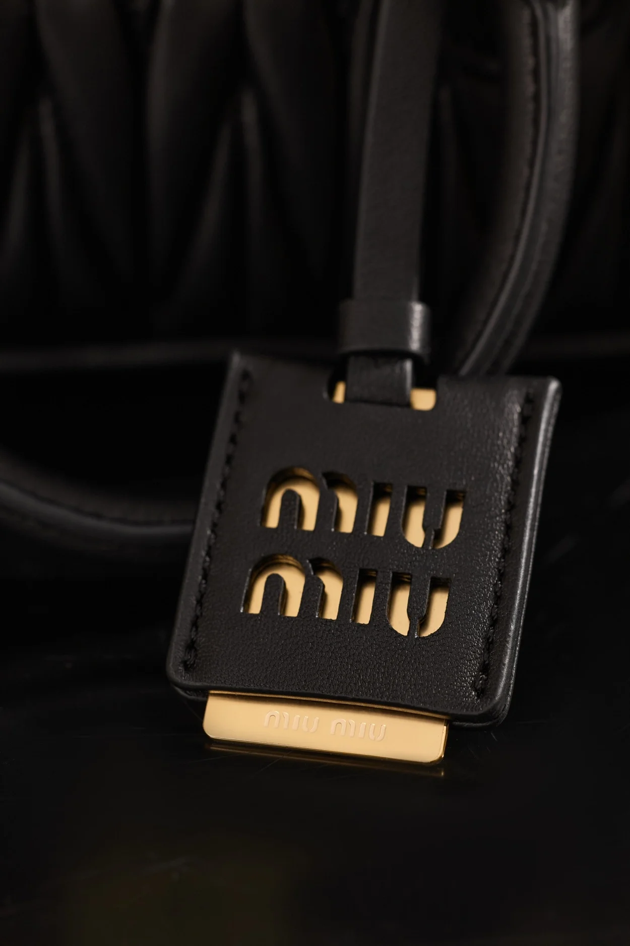 미우미우 미니 아르카디 마테라쎄 나파 가죽백 블랙