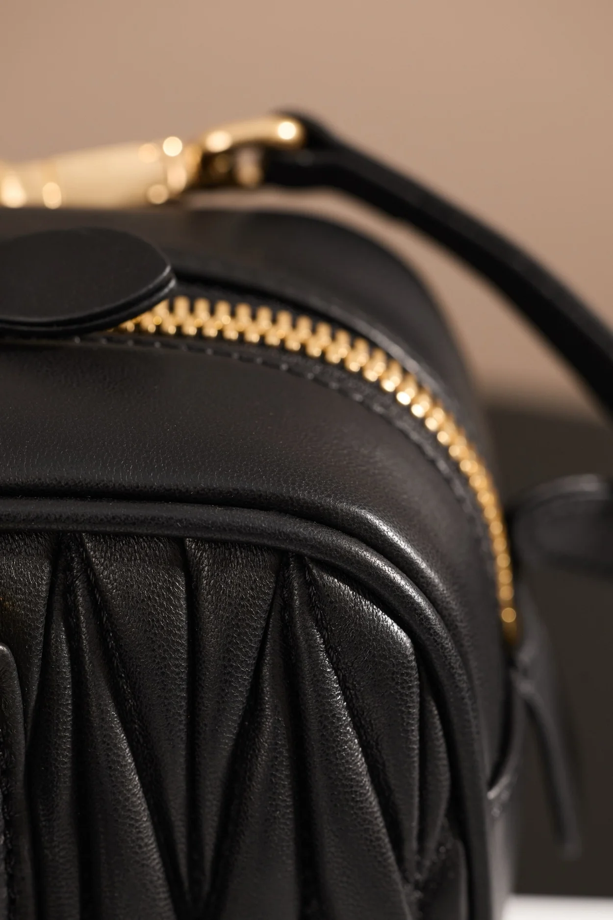 미우미우 미니 아르카디 마테라쎄 나파 가죽백 블랙