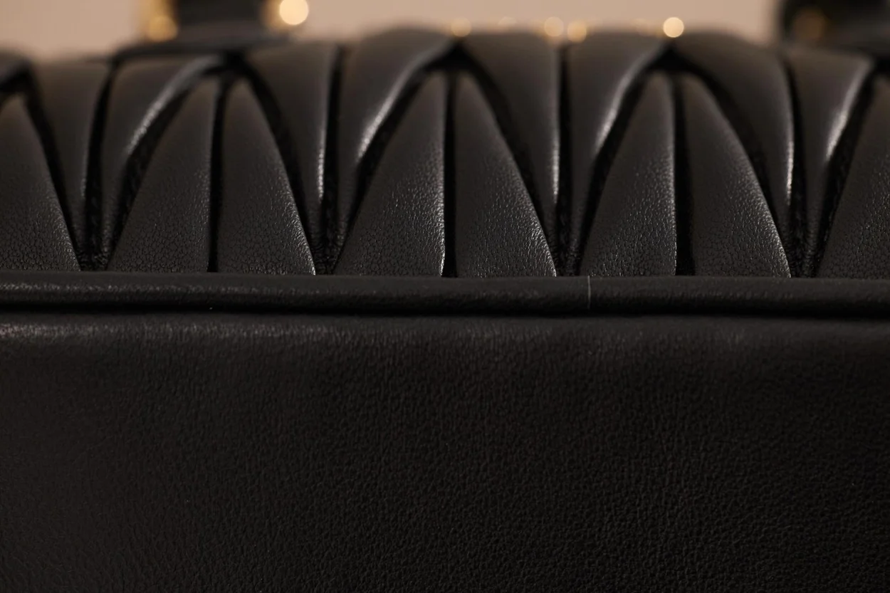 미우미우 미니 아르카디 마테라쎄 나파 가죽백 블랙