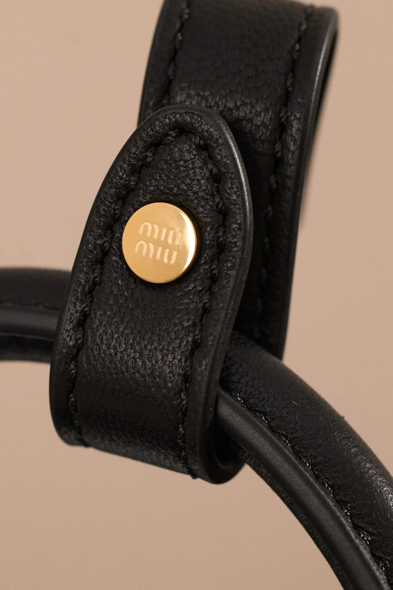 미우미우 미니 아르카디 마테라쎄 나파 가죽백 블랙