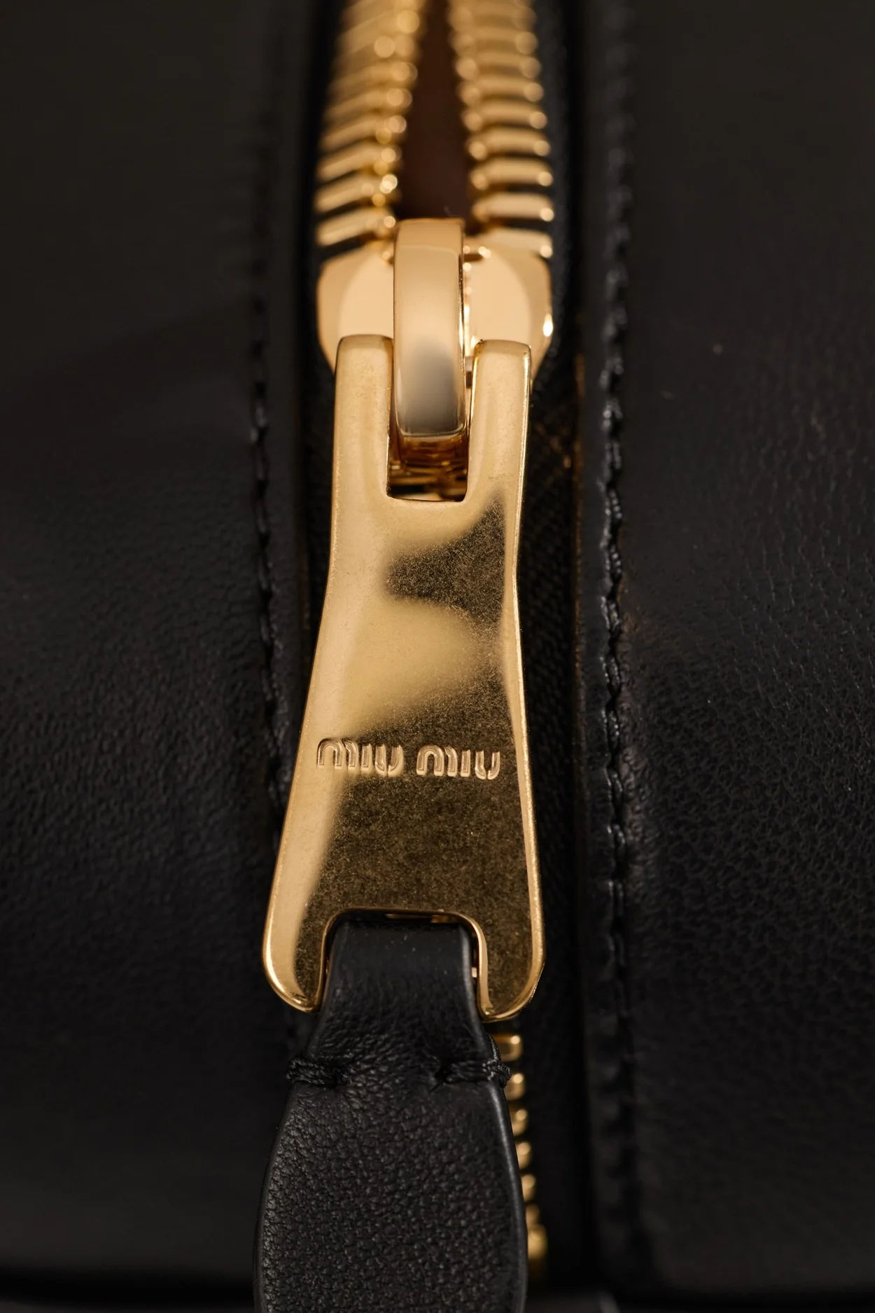 미우미우 미니 아르카디 마테라쎄 나파 가죽백 블랙