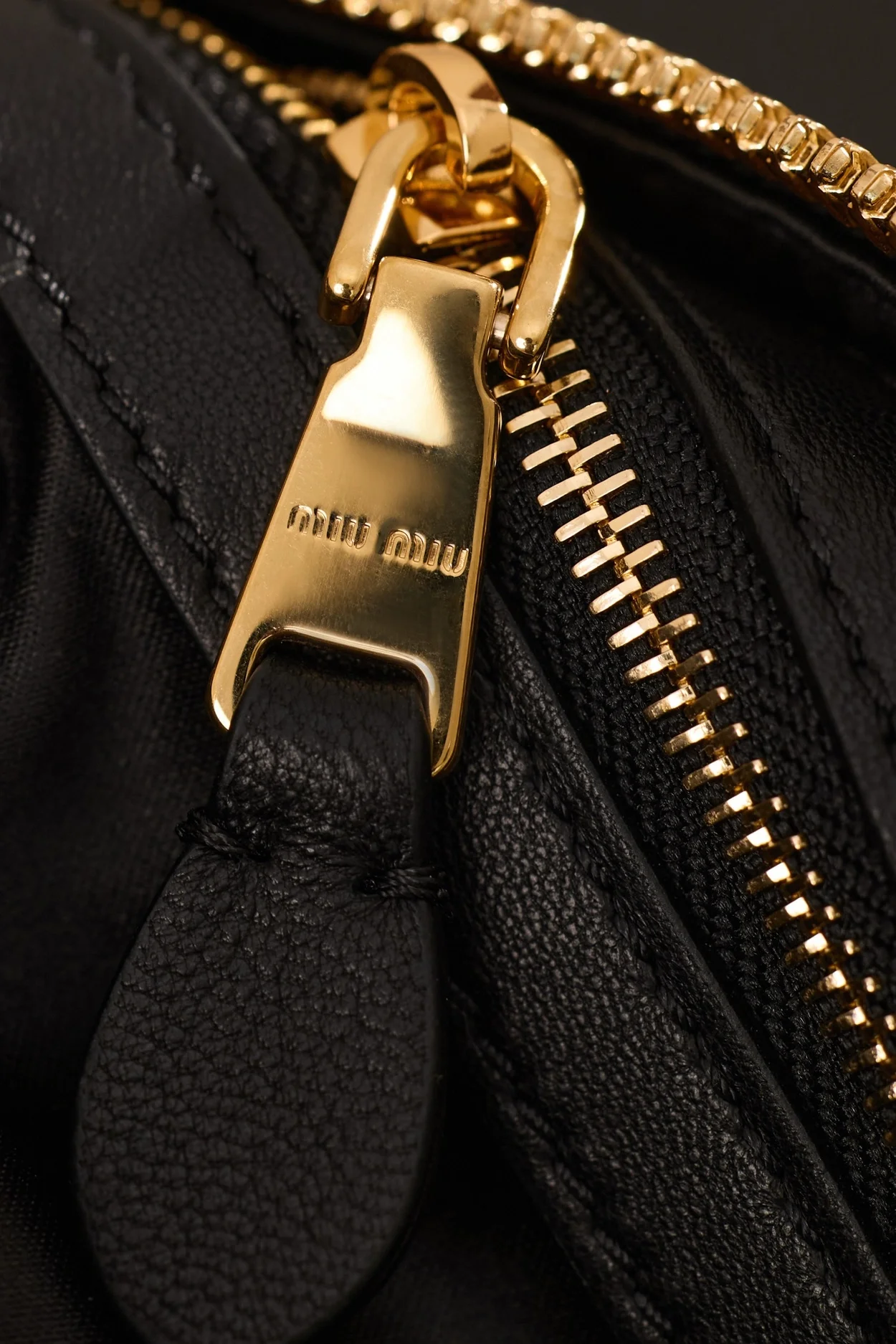 미우미우 미니 아르카디 마테라쎄 나파 가죽백 블랙