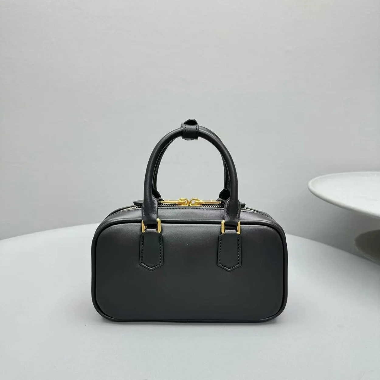 미우미우 미니 아르카디 가죽백 블랙