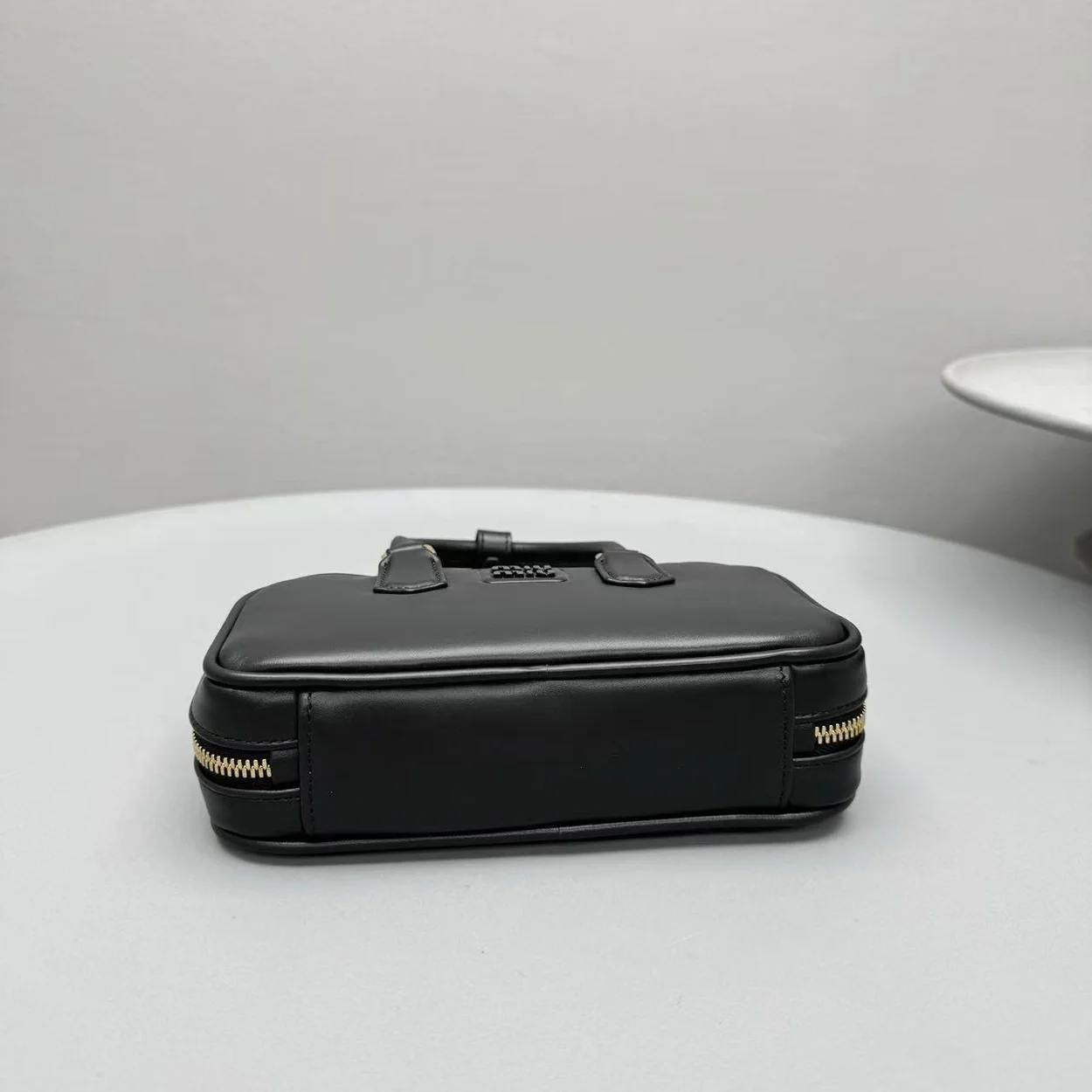 미우미우 미니 아르카디 가죽백 블랙