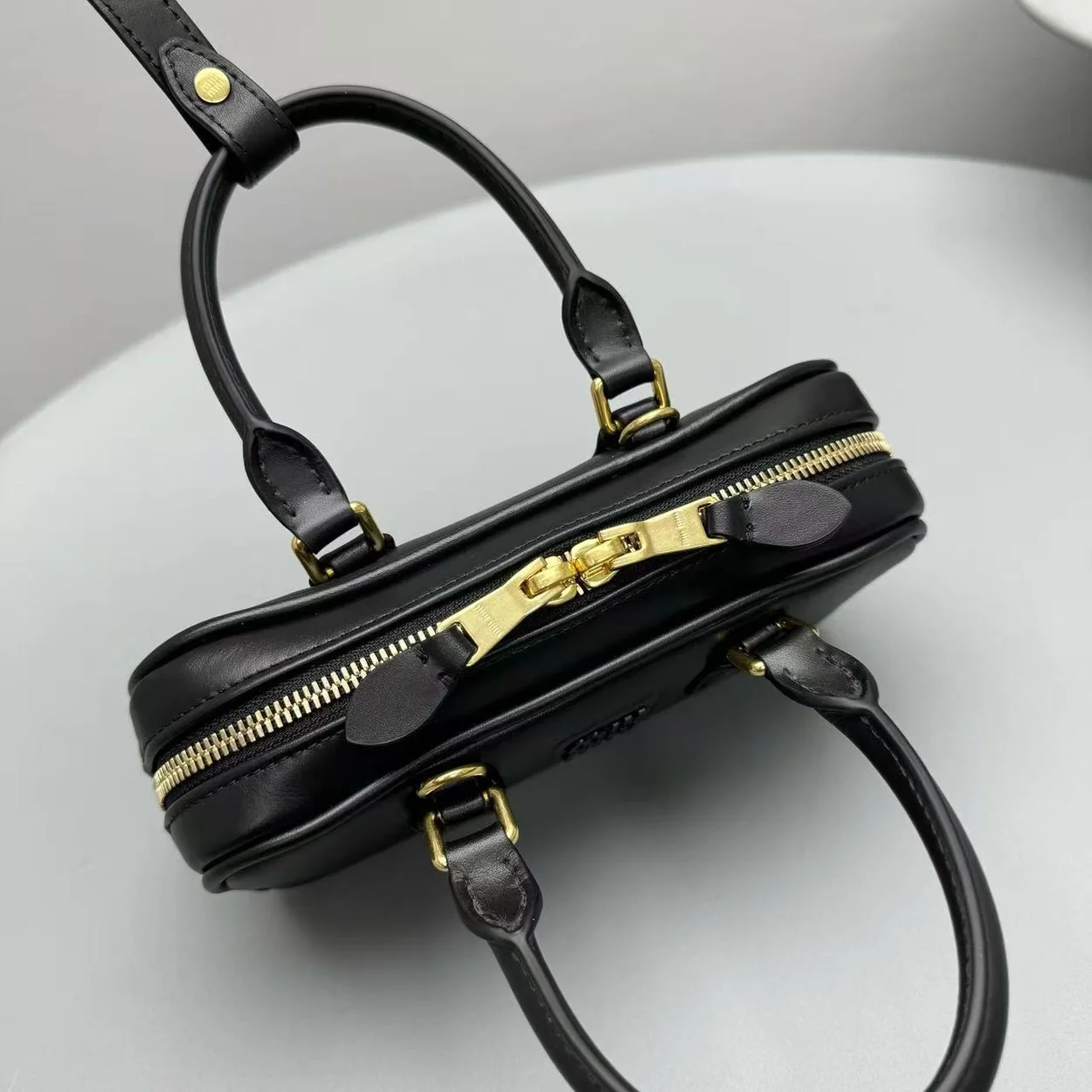 미우미우 미니 아르카디 가죽백 블랙