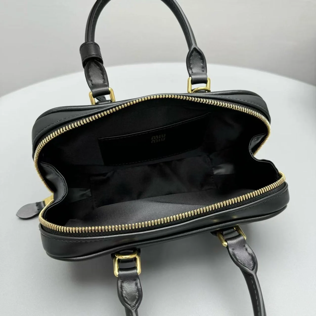 미우미우 미니 아르카디 가죽백 블랙