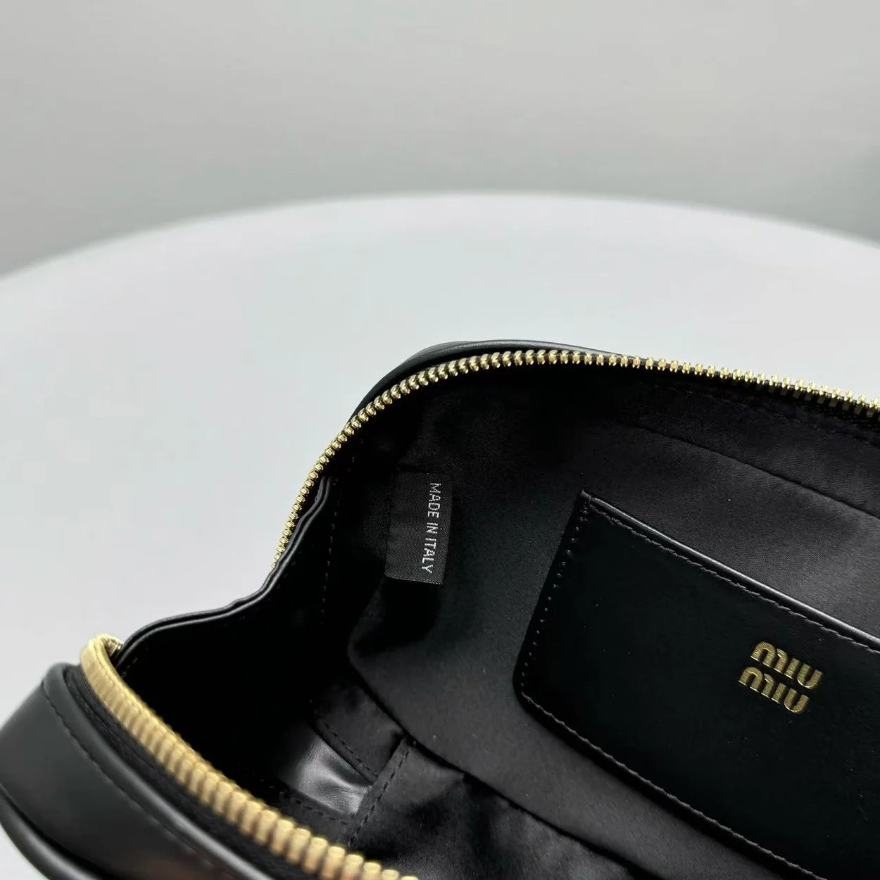 미우미우 미니 아르카디 가죽백 블랙