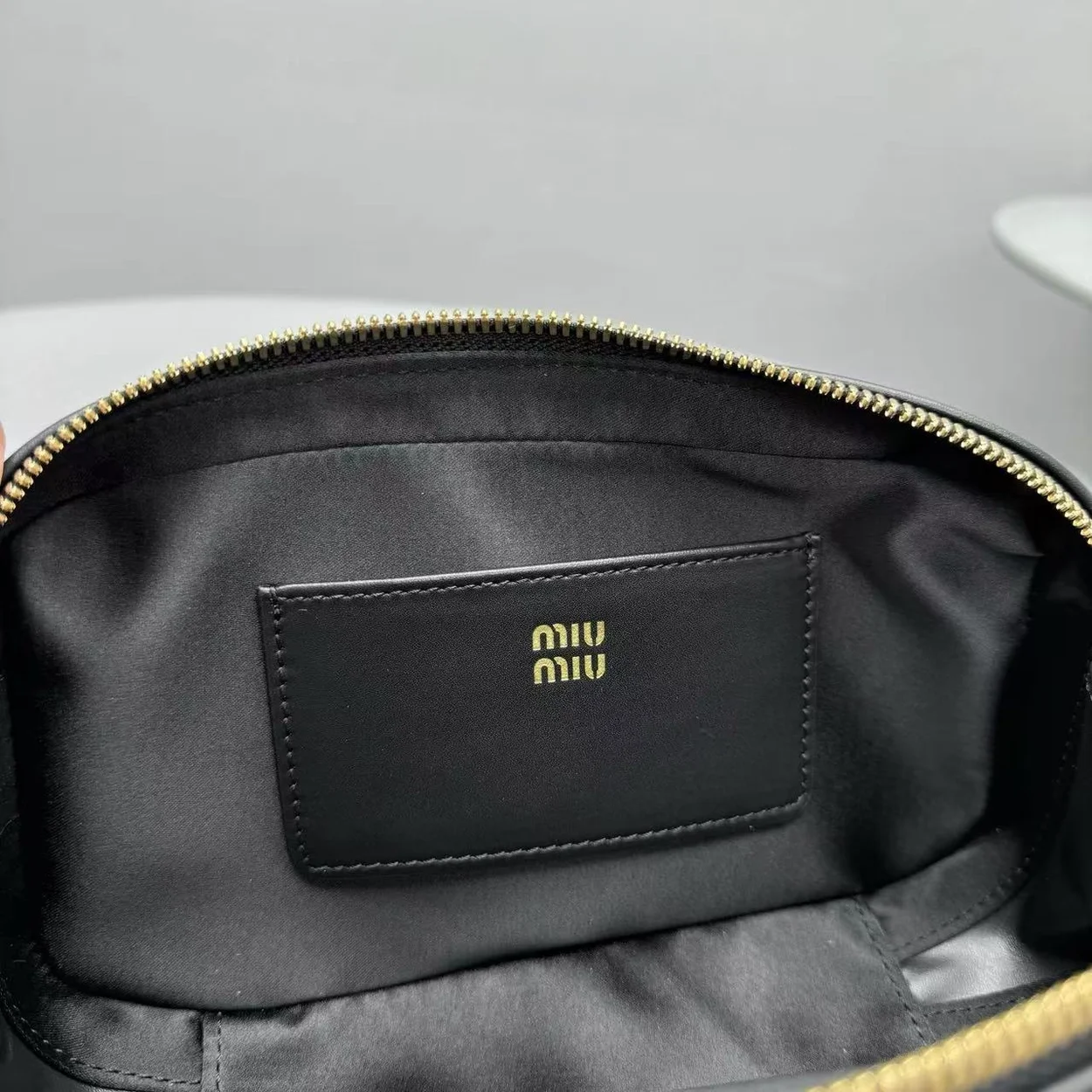 미우미우 미니 아르카디 가죽백 블랙