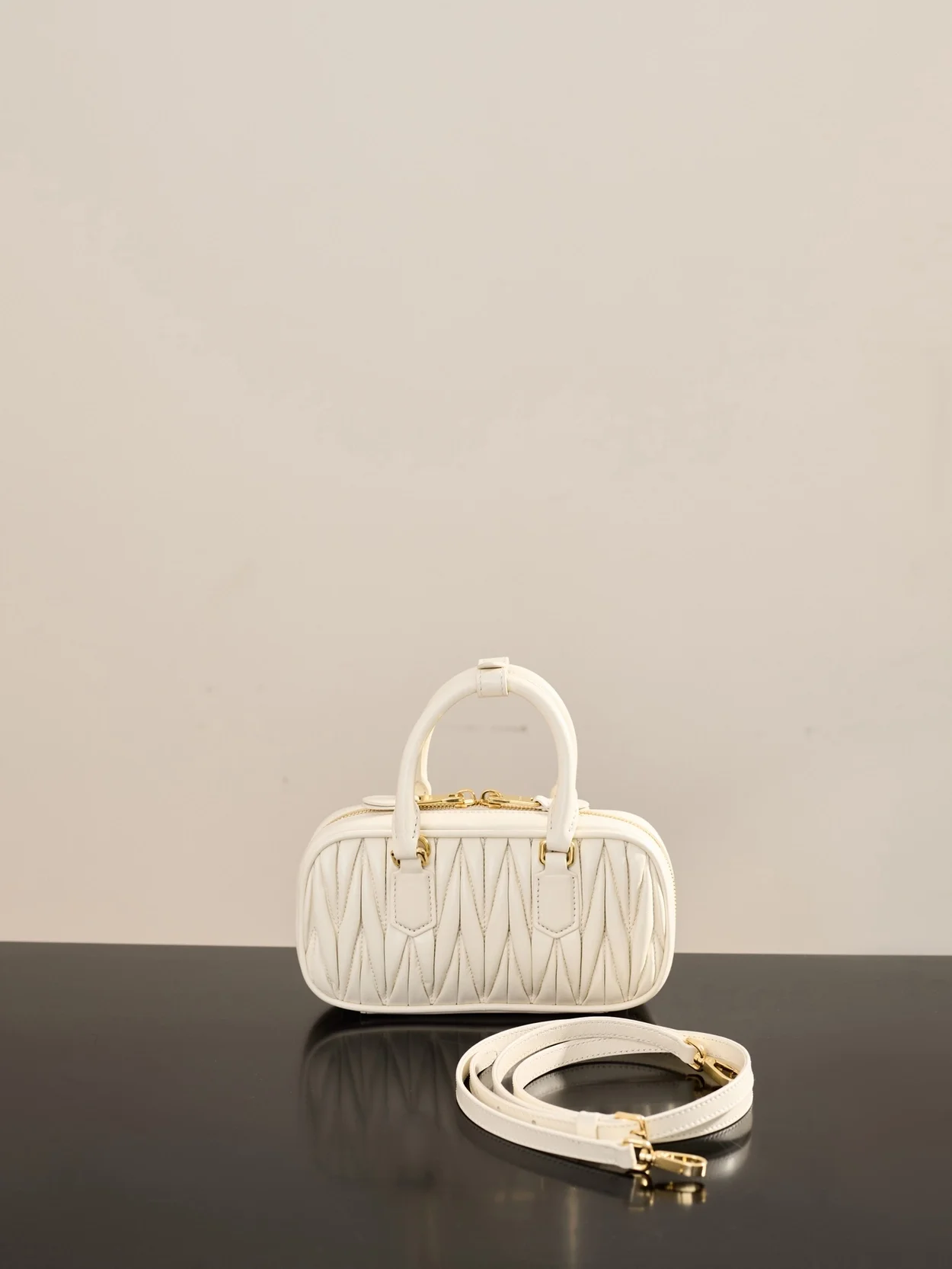 미우미우 미니 아르카디 마테라쎄 나파 가죽백 화이트