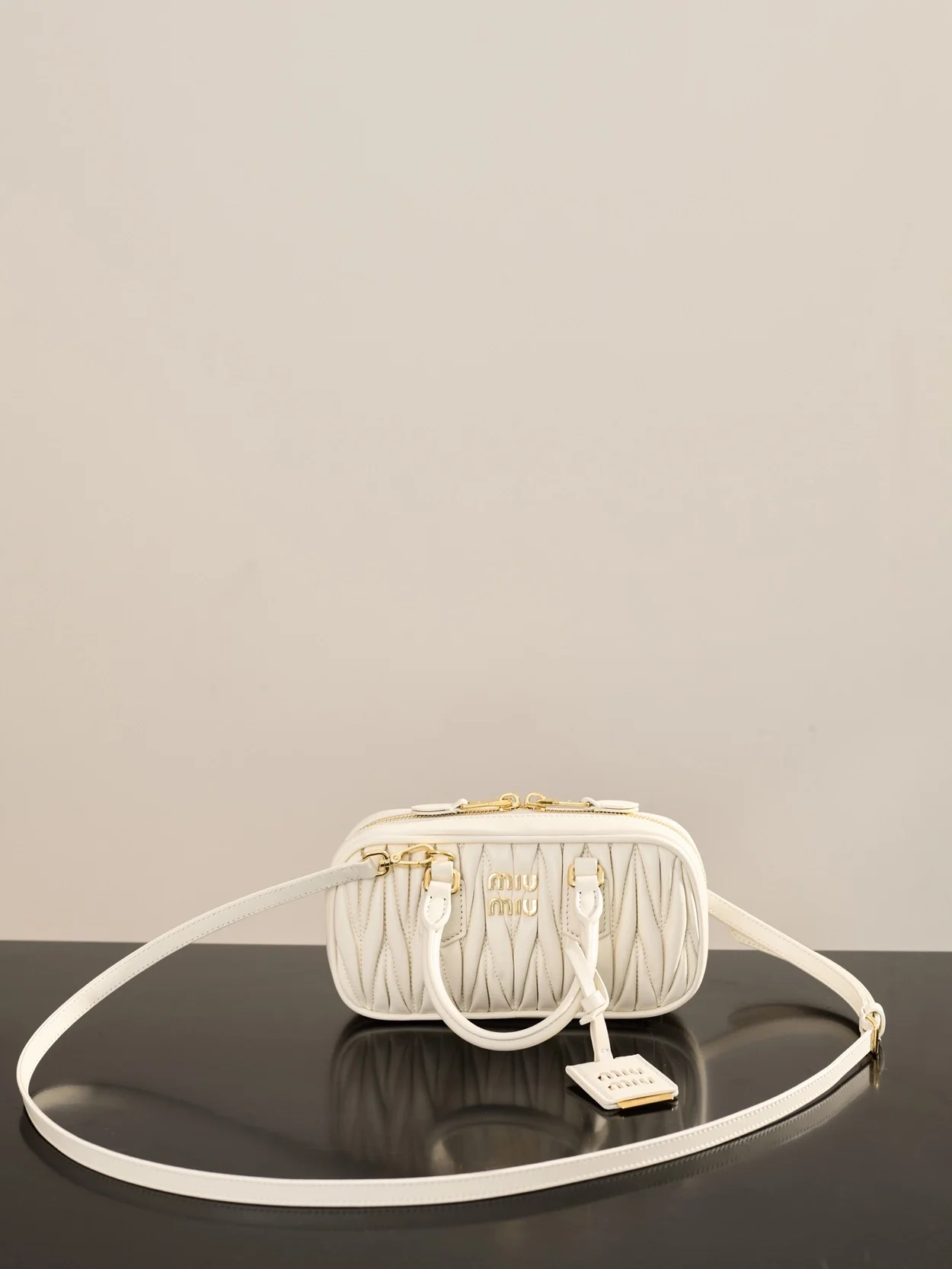 미우미우 미니 아르카디 마테라쎄 나파 가죽백 화이트