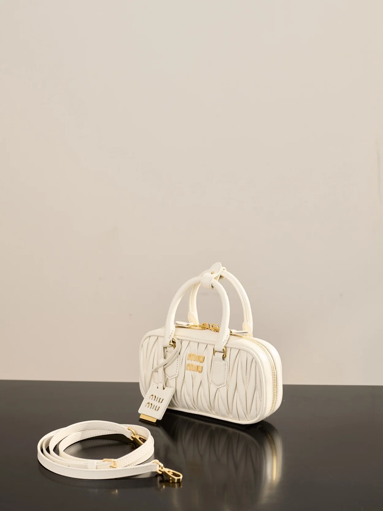 미우미우 미니 아르카디 마테라쎄 나파 가죽백 화이트
