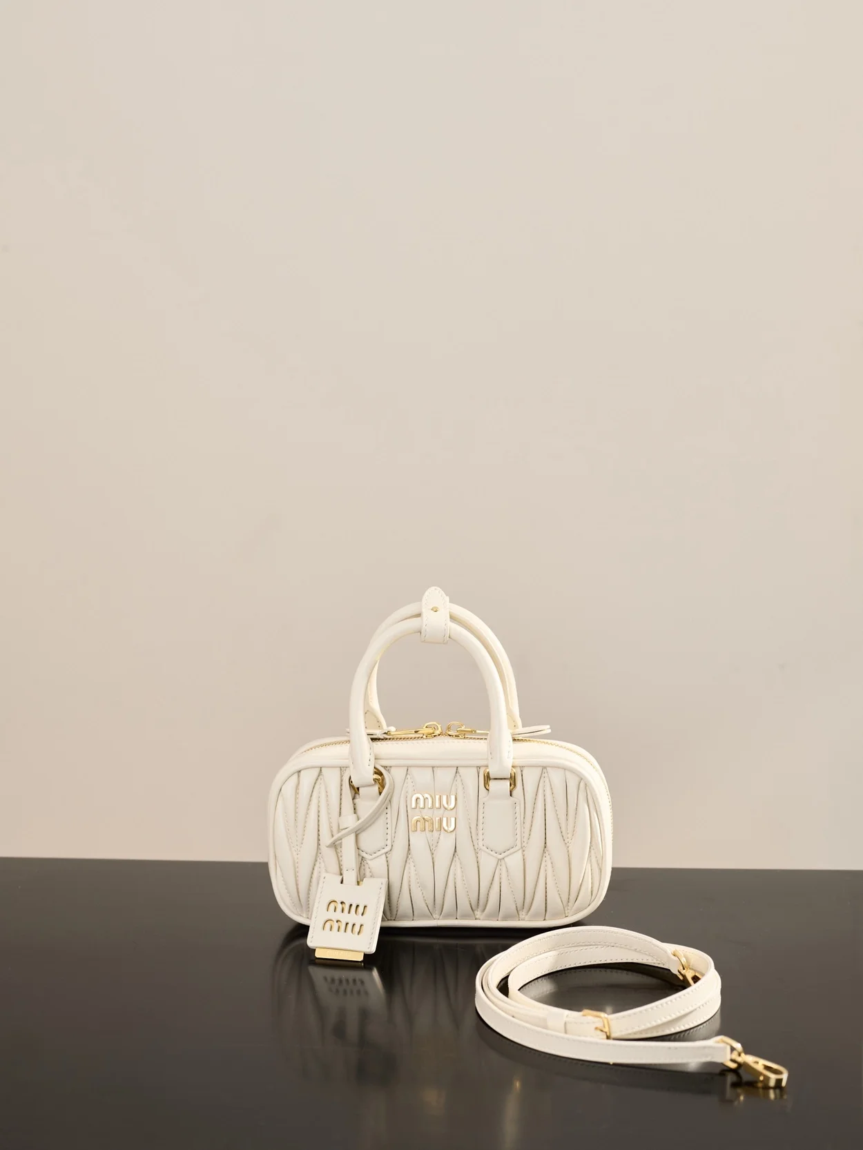미우미우 미니 아르카디 마테라쎄 나파 가죽백 화이트