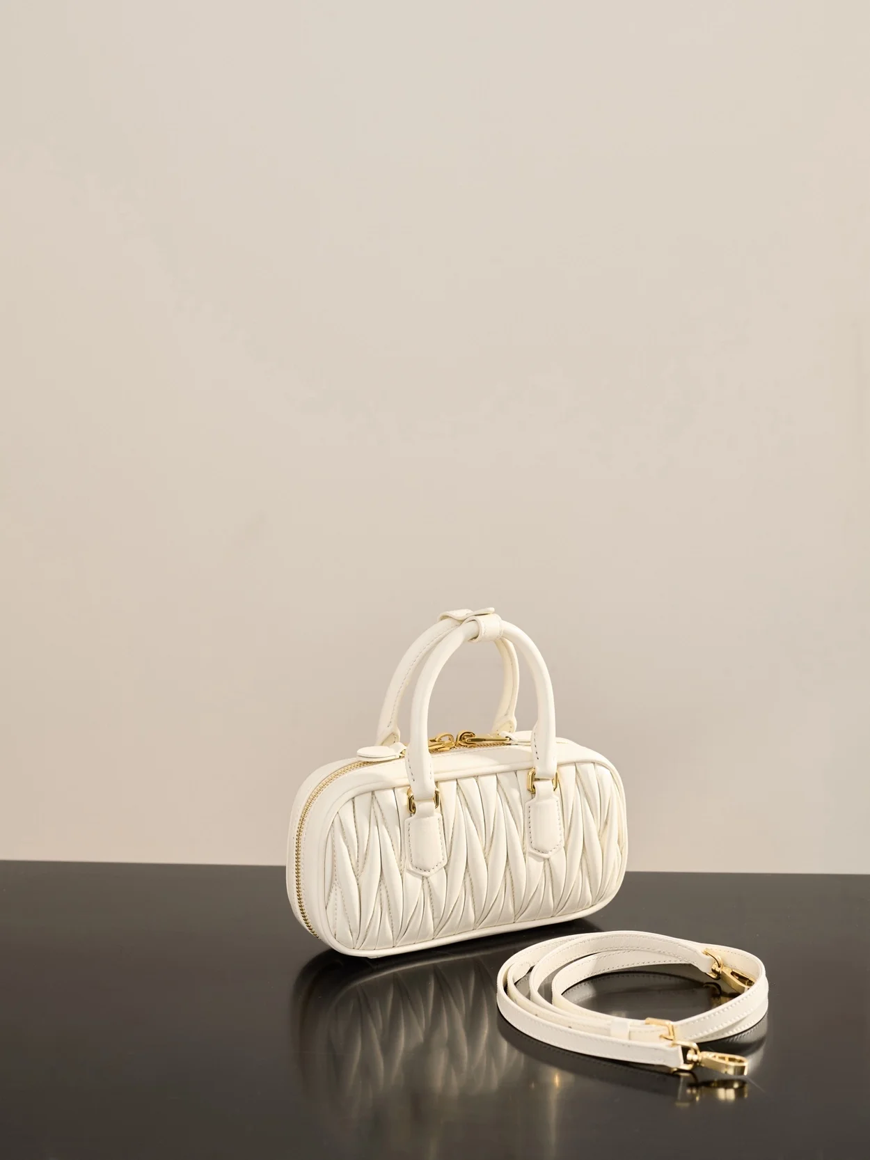 미우미우 미니 아르카디 마테라쎄 나파 가죽백 화이트