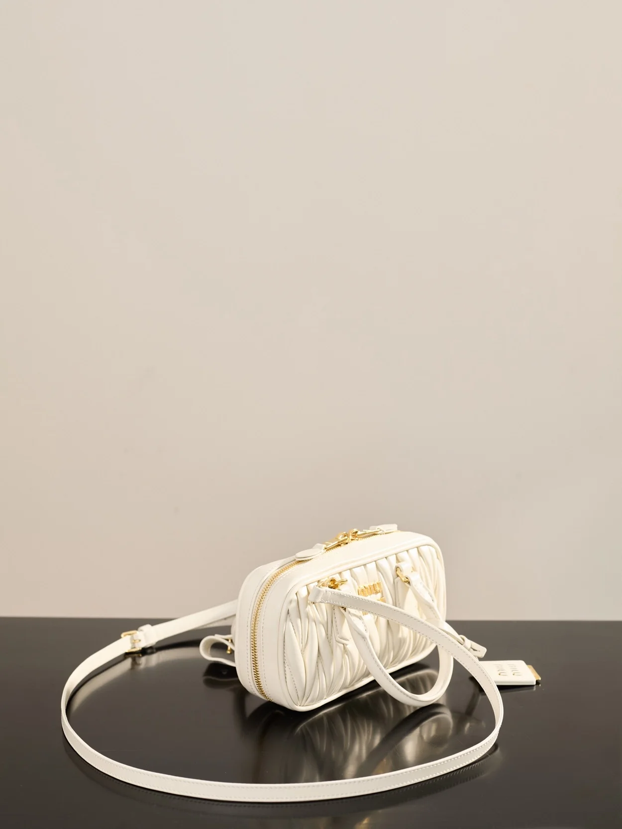 미우미우 미니 아르카디 마테라쎄 나파 가죽백 화이트