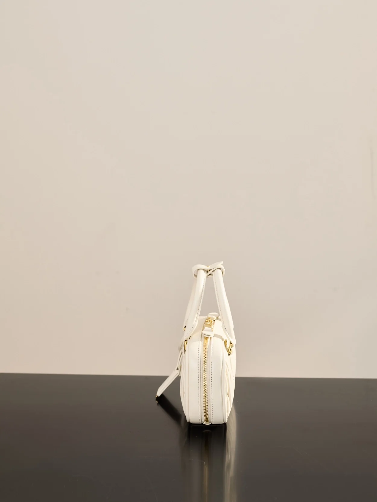 미우미우 미니 아르카디 마테라쎄 나파 가죽백 화이트