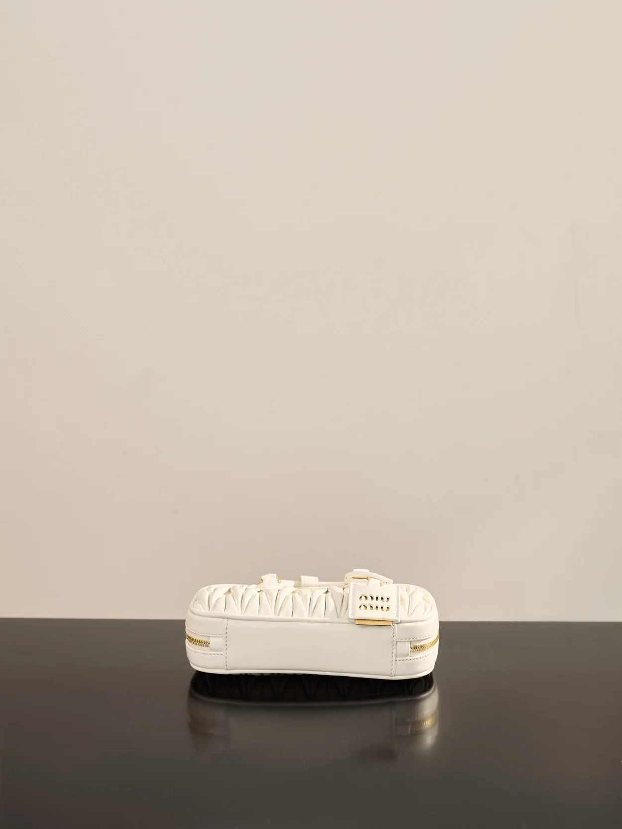 미우미우 미니 아르카디 마테라쎄 나파 가죽백 화이트