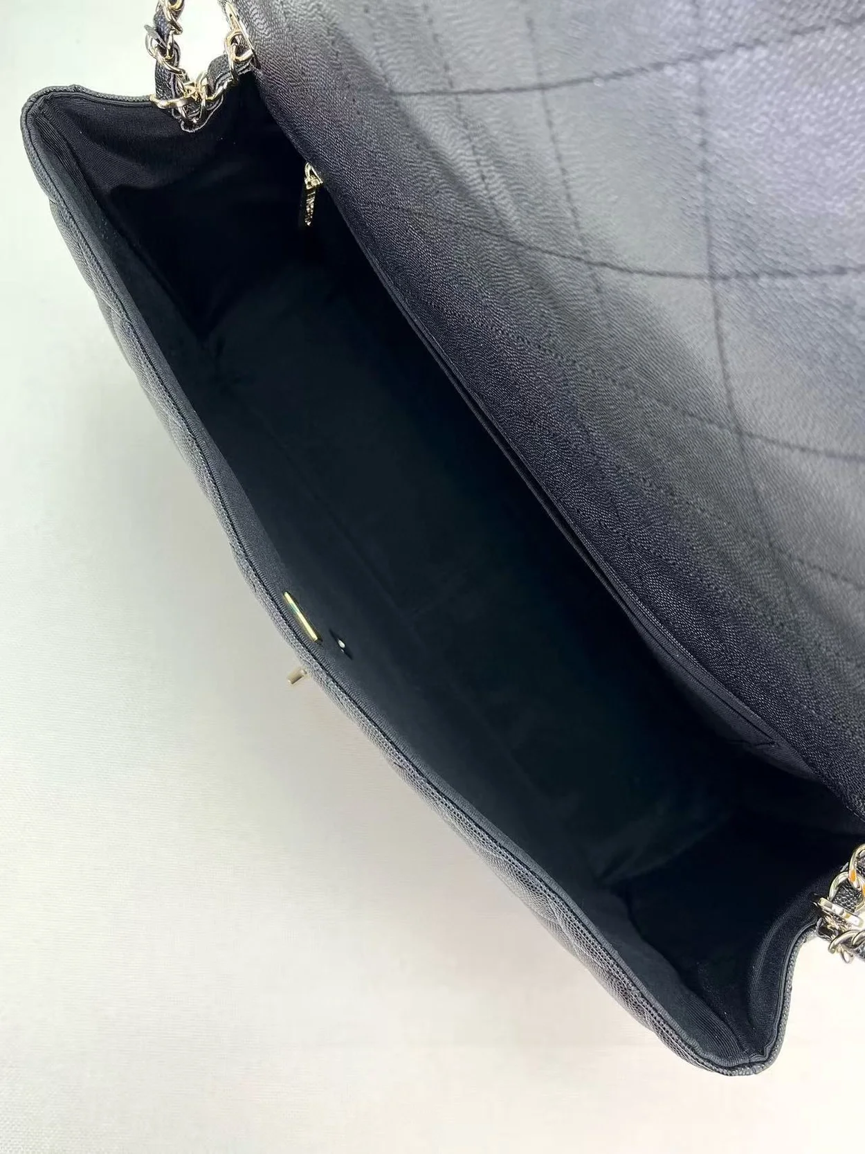 샤넬 트래블 맥시 클래식 캐비어 블랙 골드