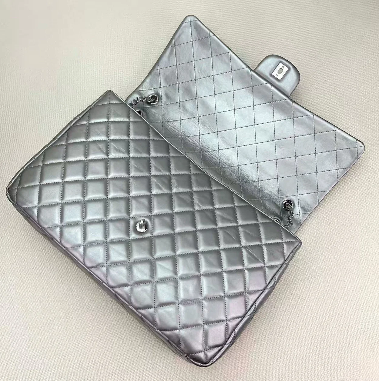 샤넬 트래블 맥시 클래식 램스킨 실버 메탈릭 은장